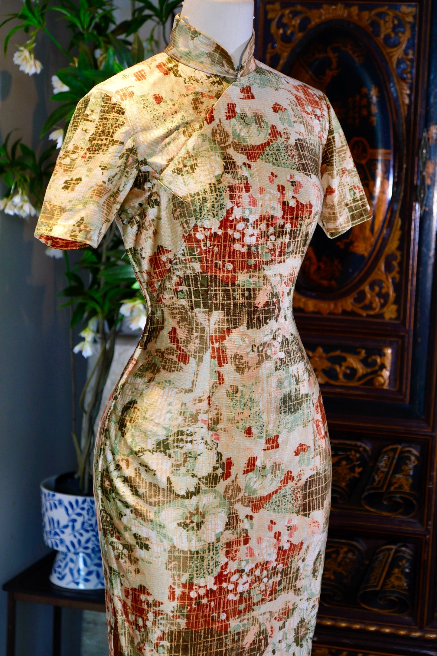 60年代 - 六十年代印花肌理几何抽象台湾产古董旗袍 | 1960s - A 1960s Taiwanese Antique Qipao in Geometric Abstract Textured Print