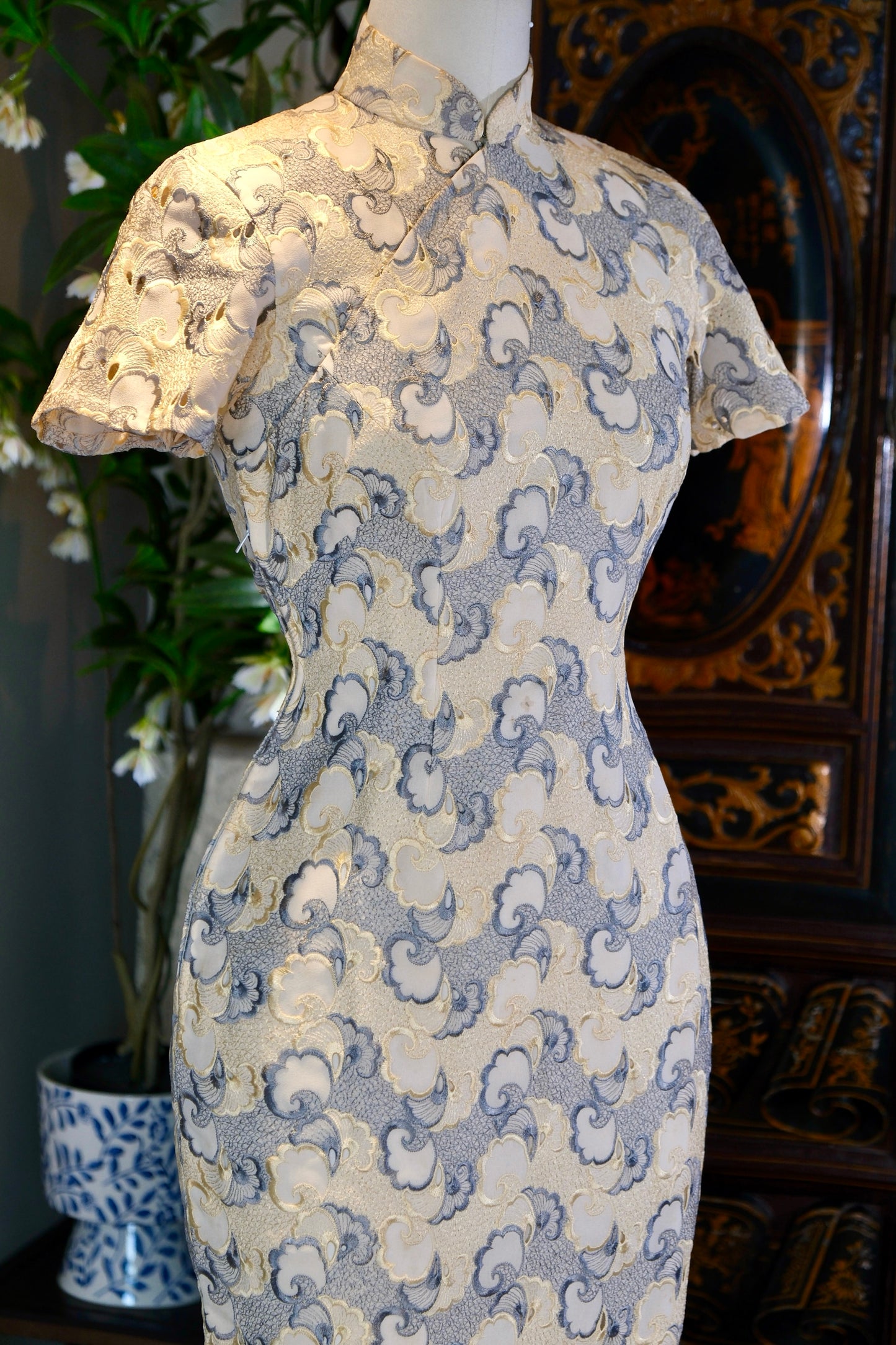 60年代 - 云纹织锦·六十年代台湾机绣蕾丝旗袍 | 1960s - Woven Clouds and Brocade: A 1960s Taiwanese Machine-Embroidered Lace Qipao