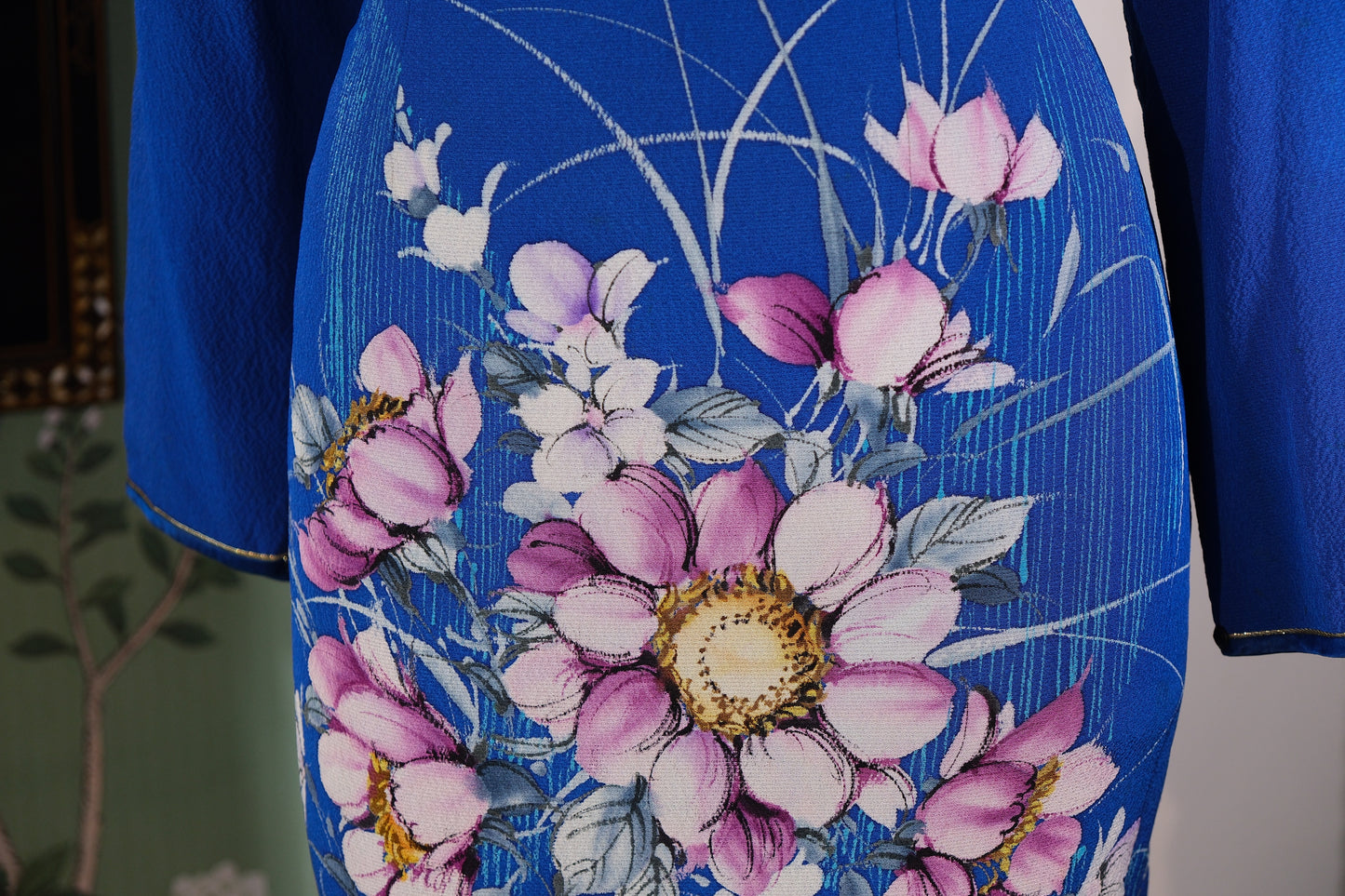 60年代 - 手绘芳华:一件六十年代香港古董旗袍的岁月独白 | 1960s - Hand-Painted Radiance: The Monologue of a 1960s Hong Kong Antique Qipao