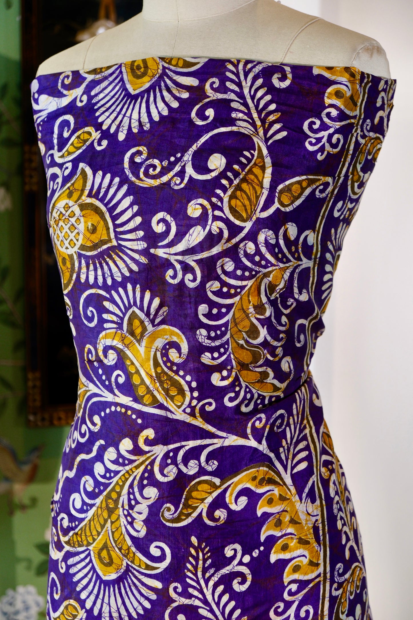 布料名 - 紫极流金:真丝蜡染艺术中的南洋旧梦与波斯繁花 | Fabric Name - Imperial Violet & Gilded Flow: A Silk Batik Masterpiece of Exotic Dreams and Persian Florals