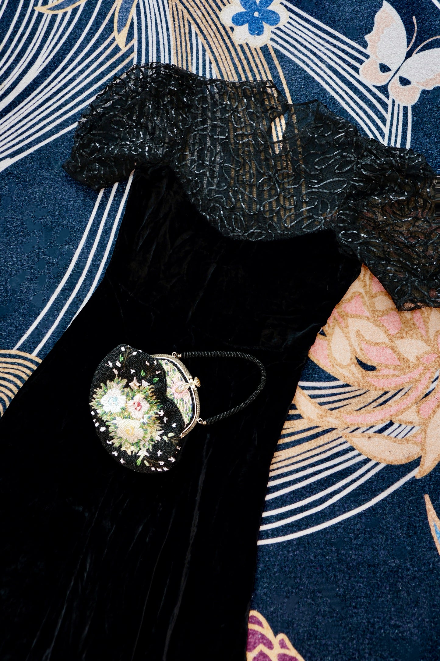 1950年代香港产钉珠晚装包:战后优雅时尚的物质载体 | A 1950s Hong Kong-Made Beaded Evening Bag: A Material Vessel of Post-War Elegance