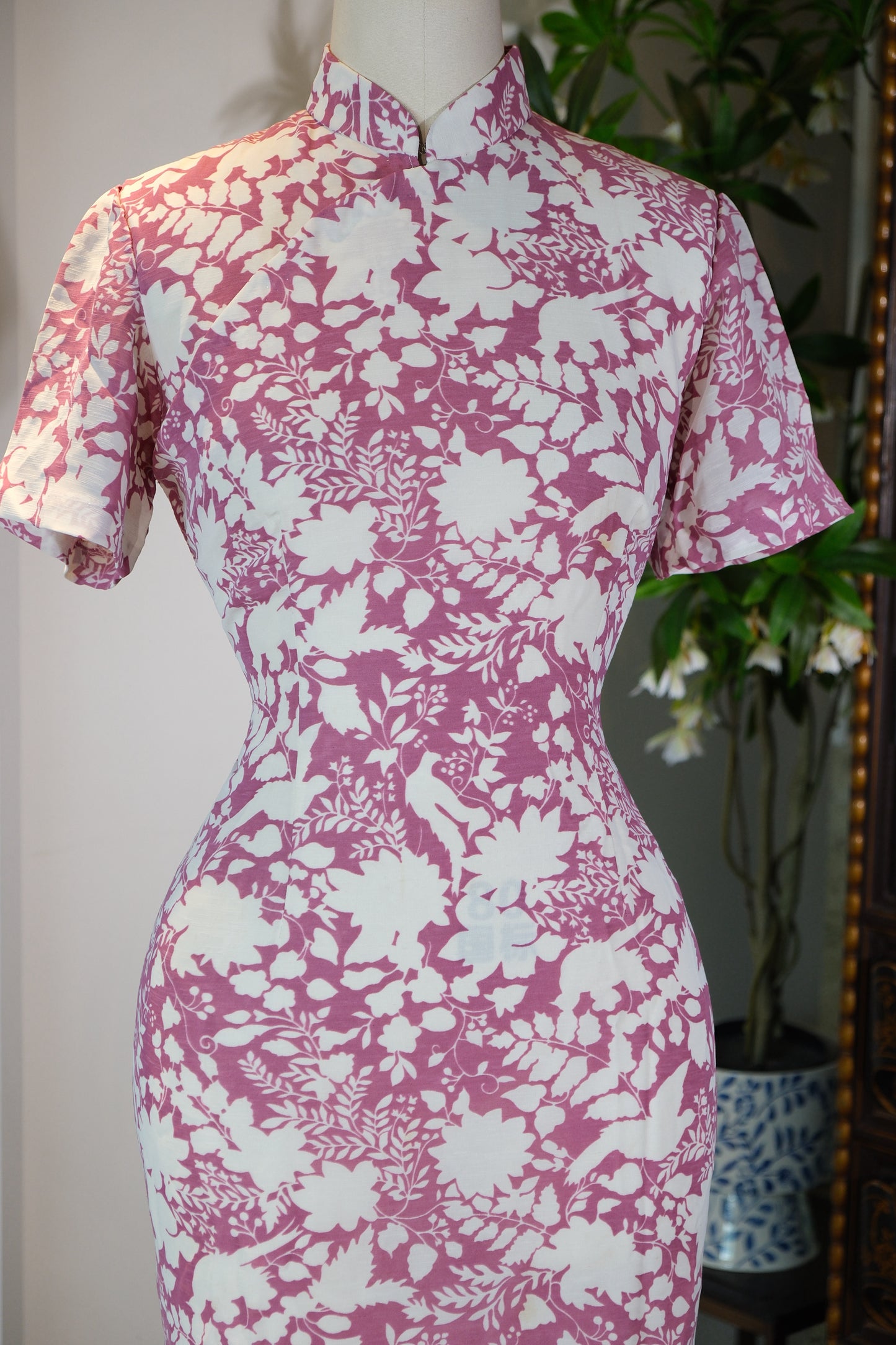 60年代 - 粉紫花影:一件六十年代台湾产古董旗袍的静默叙事 | 1960s - Pink & Purple Floral Shadows: The Silent Narrative of a 1960s Taiwan Antique Qipao