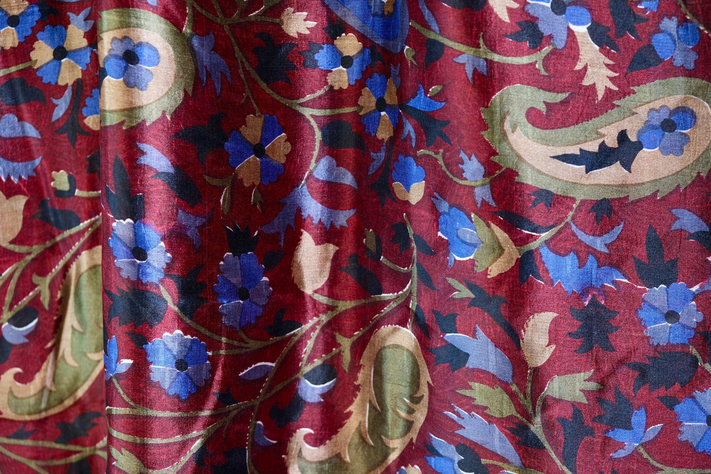 布料名 - 绯红梦影:古波斯佩斯利与深邃幽蓝的永恒交织 | Fabric Name - Crimson Dream: The Eternal Interweaving of Antique Persian Paisley and Profound Blues