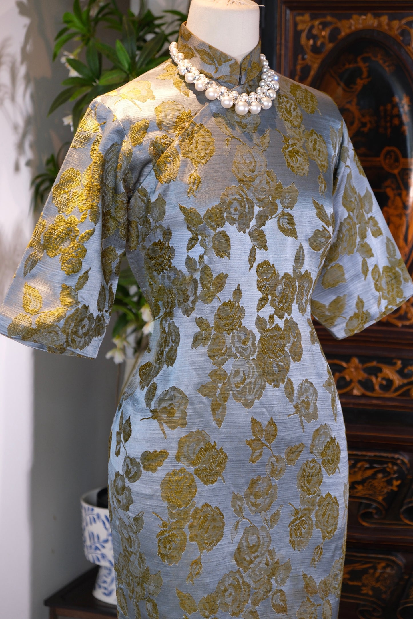 50年代 - 银蓝金绣:五十年代港产肌理提花缎旗袍 | 1950s - Silver-Blue Golden Embroidery: A 1950s Hong Kong-Made Textured Jacquard Satin Qipao