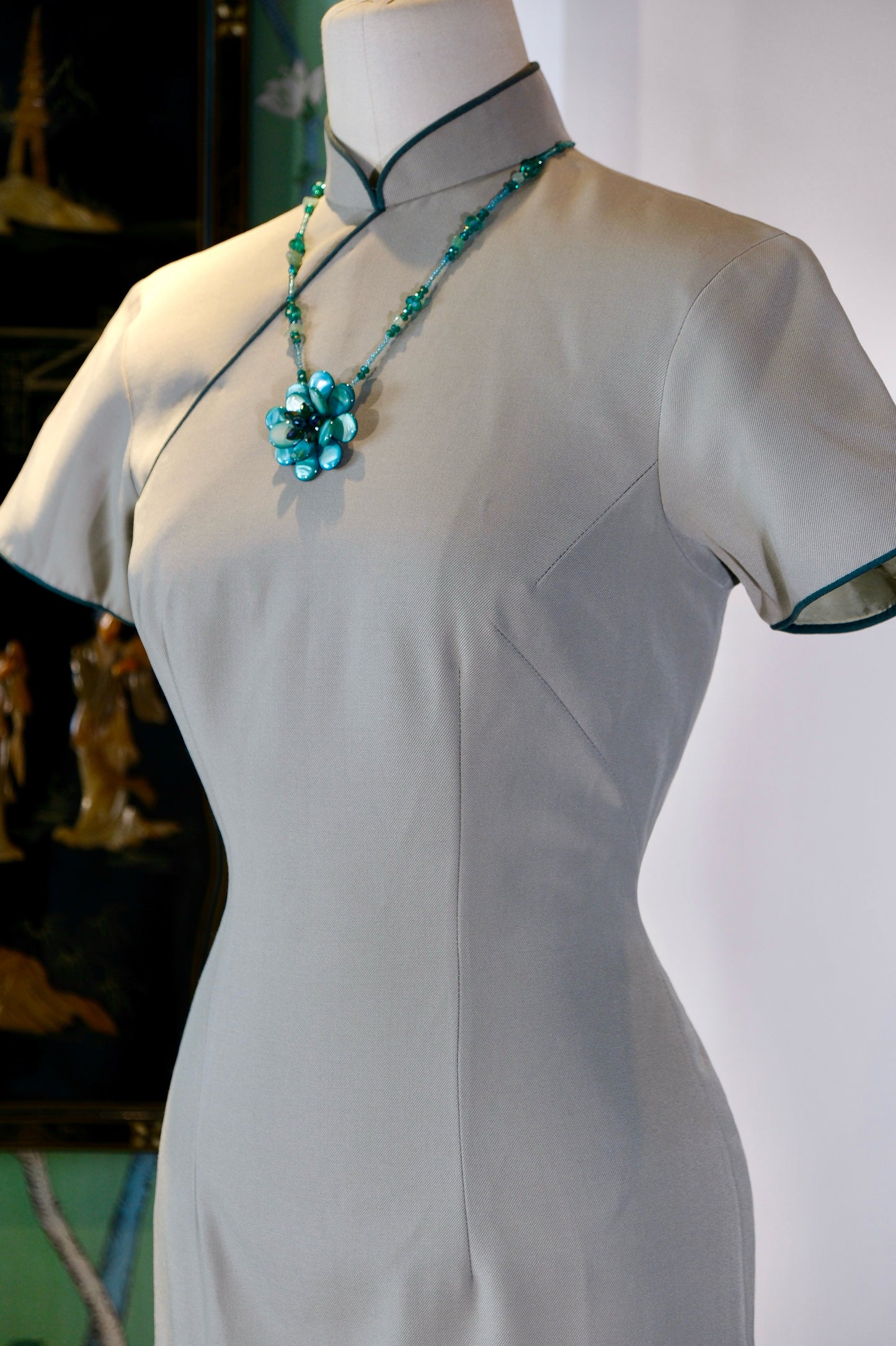 50年代 - 苍璧流光:五十年代港产精纺毛料素身旗袍 | 1950s - Azure Jade and Flowing Light: A 1950s Hong Kong-Made Worsted Wool Plain Qipao