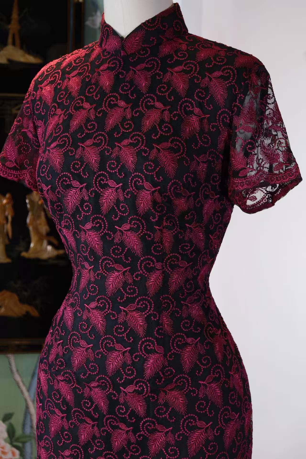 60年代 - 黑地红绣:1960年代台湾机绣蕾丝旗袍的浮光掠影 | 1960s - Red Embroidery on Black: Flickering Shadows of a 1960s Taiwan-Made Machine-Embroidered Lace Qipao
