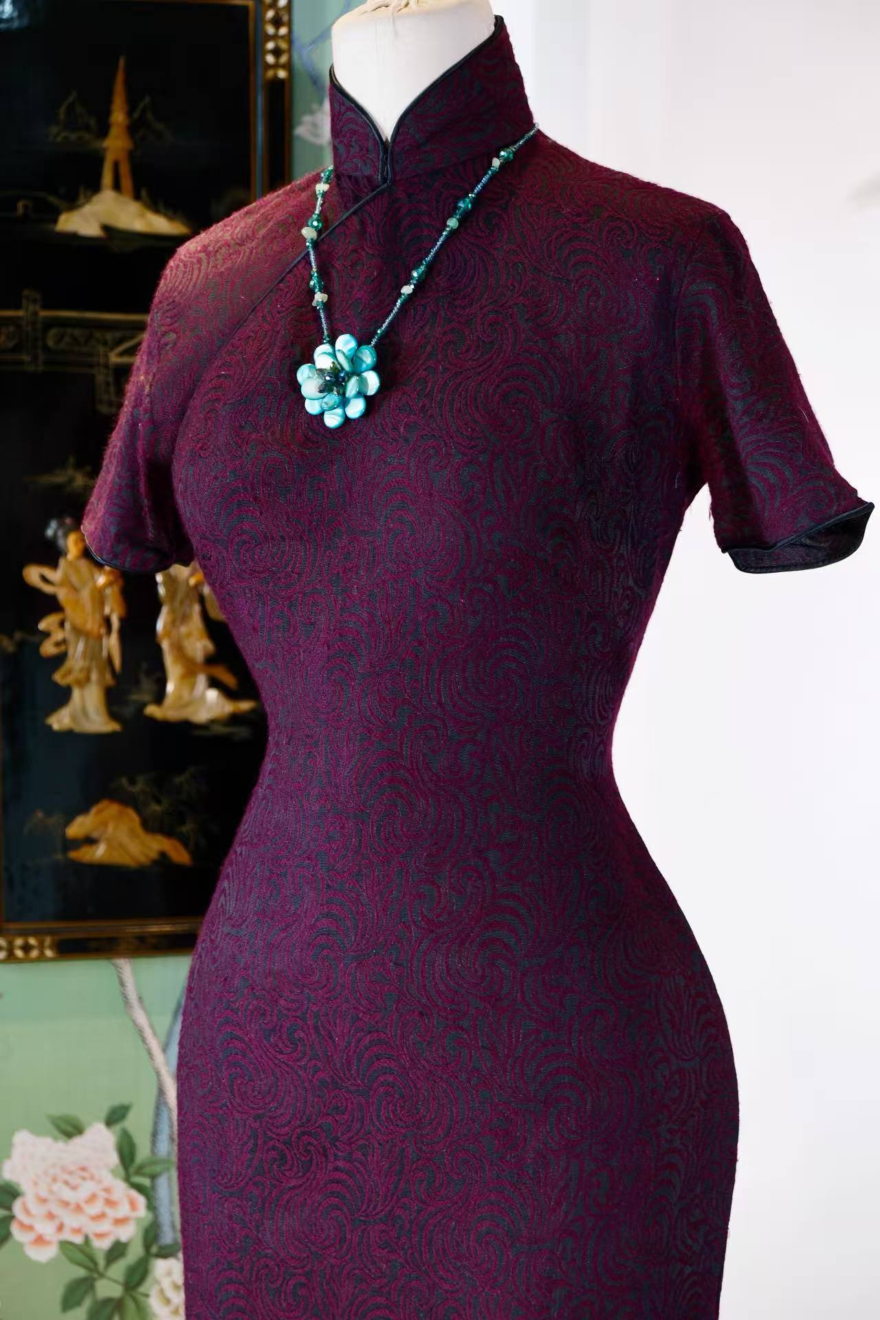 50年代 - 云纹割绒:五十年代港产旗袍的时光密码 | 1950s - Cloud-Patterned Cut Velvet: The Time Code of 1950s Hong Kong Cheongsams