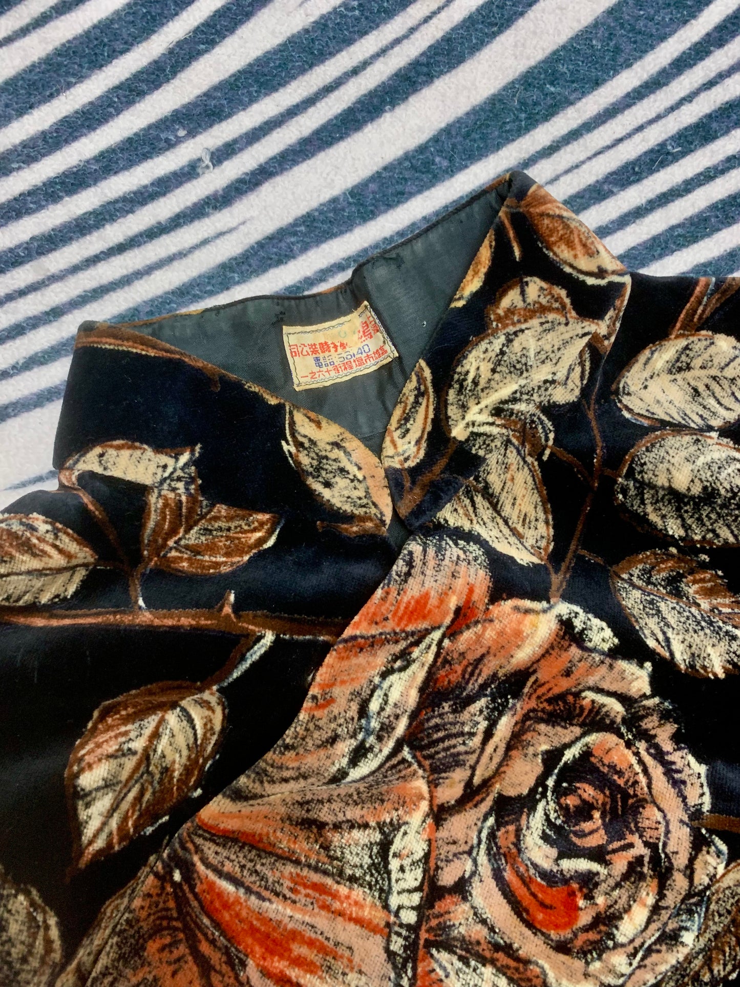 60年代 - 墨夜蔷薇:一件六十年代旗袍的时光叙事 | 1960s - Midnight Roses: A Temporal Narrative of a 1960s Cheongsam