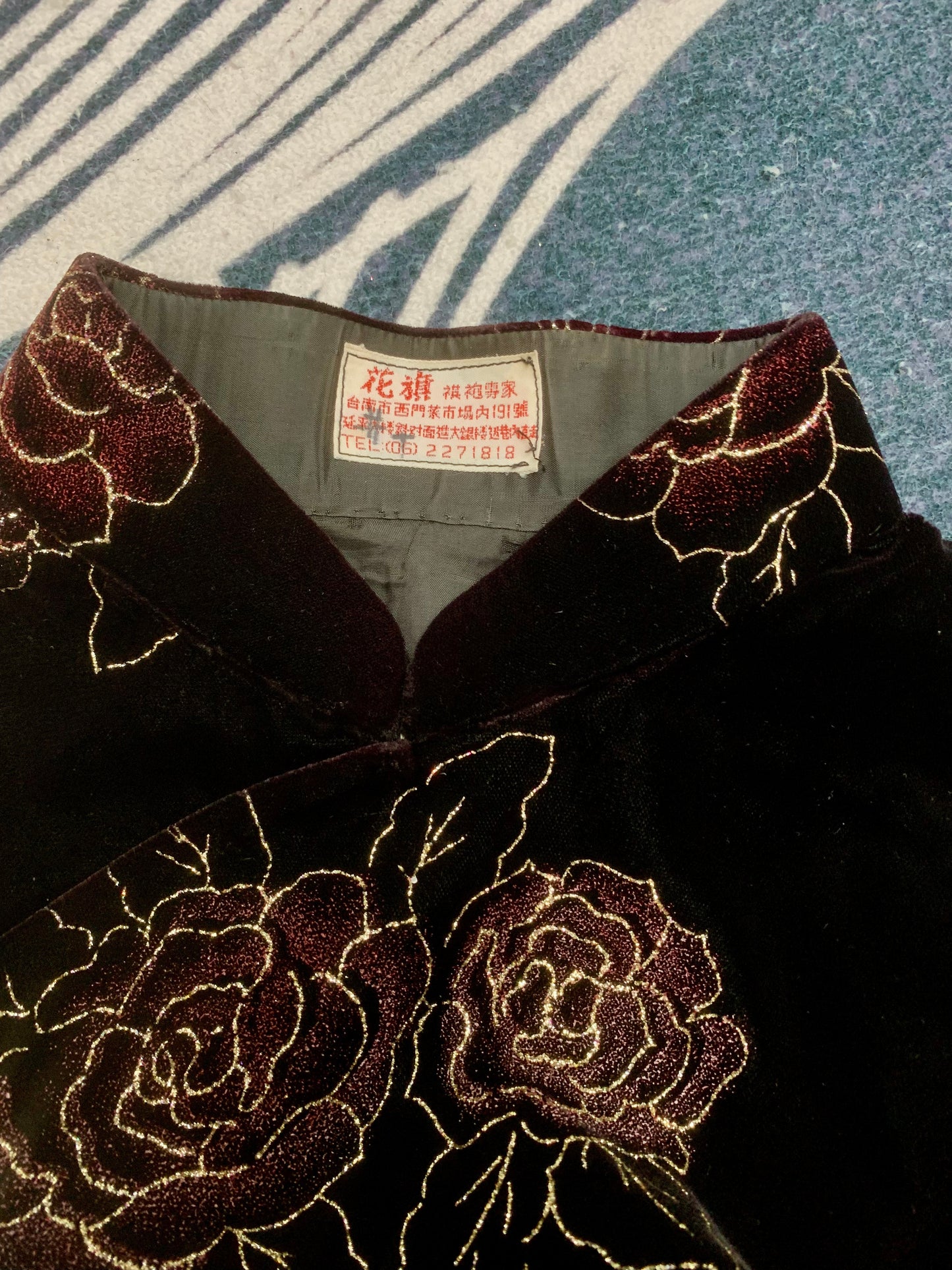 60年代 - 夜绽的玫瑰:一件台湾古董旗袍的流光记忆 | 1960s - Roses Blooming in the Night: A Shimmering Memory of a Vintage Taiwanese Cheongsam