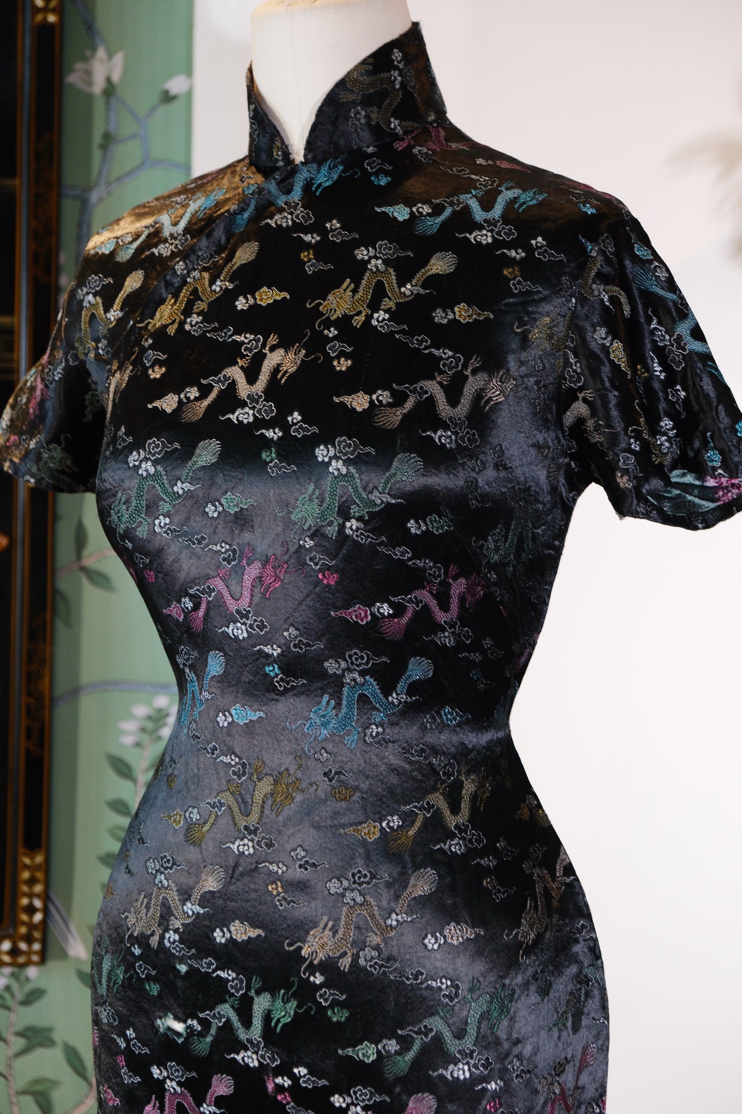 50年代 - 五十年代香港产祥云龙纹织锦缎古董旗袍 | 1950s - 1950s Hong Kong Vintage Brocade Qipao with Auspicious Clouds and Dragon Motifs