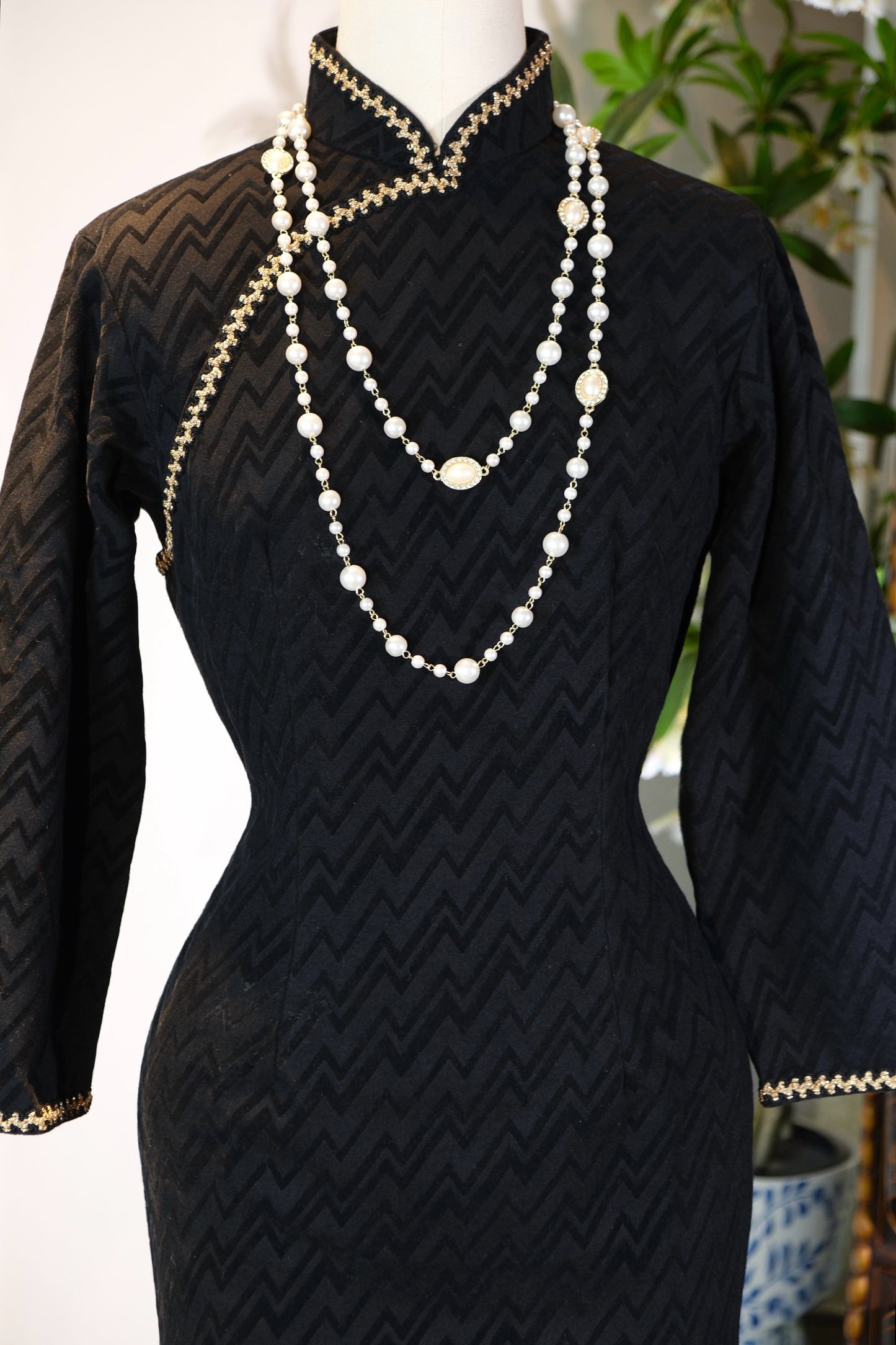 60年代 - 六十年代Art Deco港制植绒几何纹古董旗袍 | 1960s - 1960s Art Deco Hong Kong-Made Vintage Cheongsam with Geometric Flocking