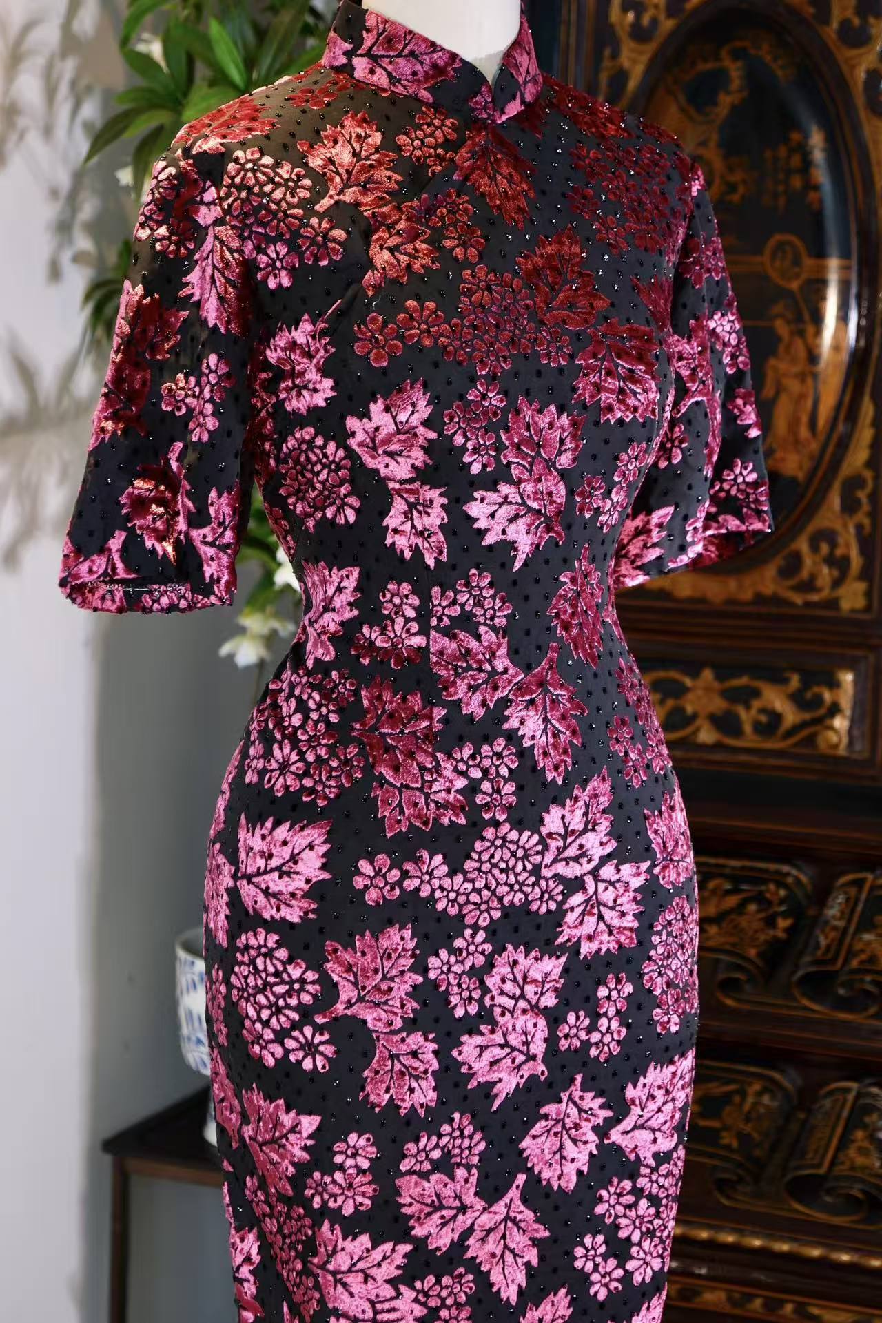 60年代 - 暗夜生花——一袭六十年代台湾烧花丝绒织金旗袍的独白 | 1960s - Blossoms in the Dark: A Monologue of a 1960s Taiwanese Devoré Velvet and Gold-Woven Cheongsam