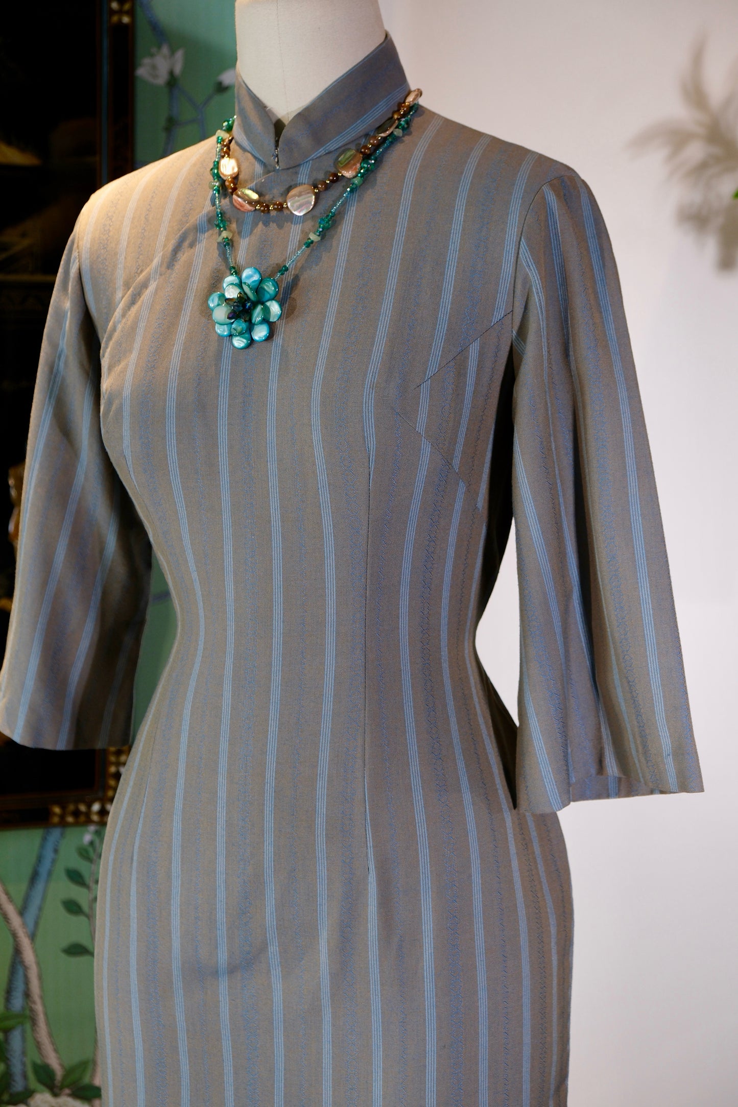 60年代 - 蓝灰竖条纹旗袍:1960年代港产英料古董旗袍 | 1960s - Blue-Grey Pinstriped Cheongsam: A 1960s Hong Kong-Made British Fabric Antique