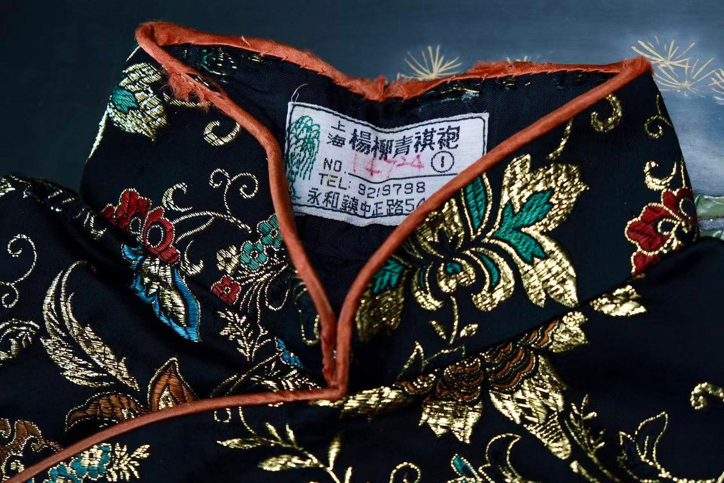 40年代 - 金缕衣:一件上海杨柳青旗袍的流金岁月 | 1940s - The Gilded Robe: The Golden Years of a "Shanghai Yangliuqing" Cheongsam