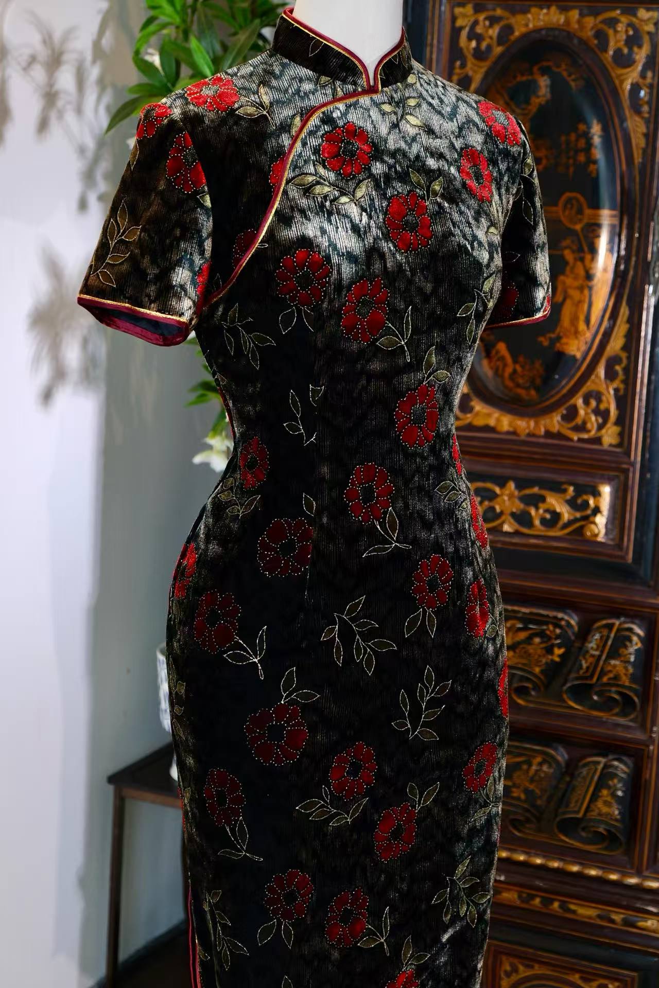 60年代 - 金丝绒上的时光绣章:一件六十年代台湾手绘旗袍的叙事 | 1960s - Embroidered Chapters of Time on Silk Velvet: The Narrative of a 1960s Taiwanese Hand-Painted Cheongsam