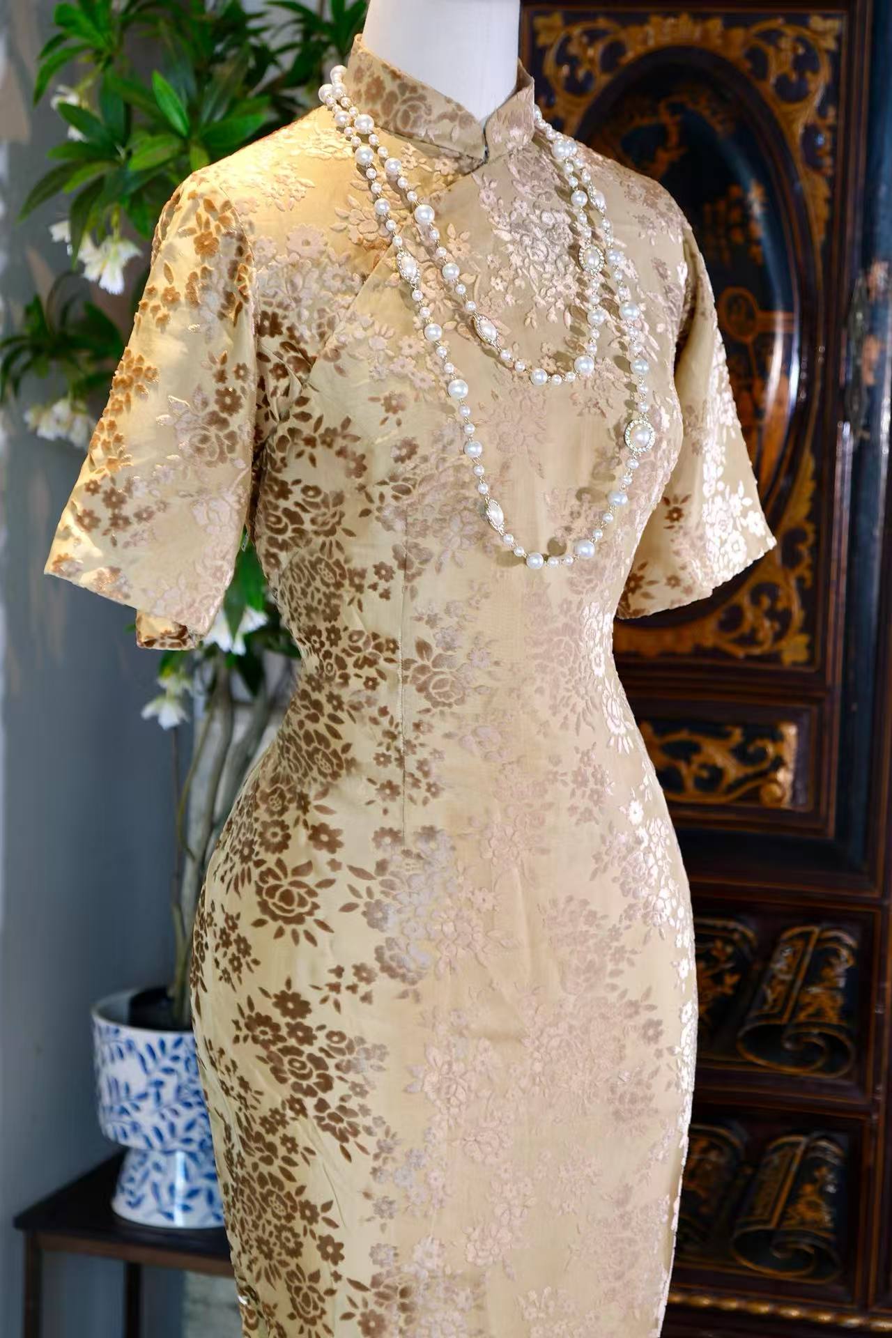 60年代 - 流金岁月:一件烧花丝绒旗袍的时光叙事 | 1960s - Gilded Years: A Temporal Narrative of a Burn-out Velvet Cheongsam