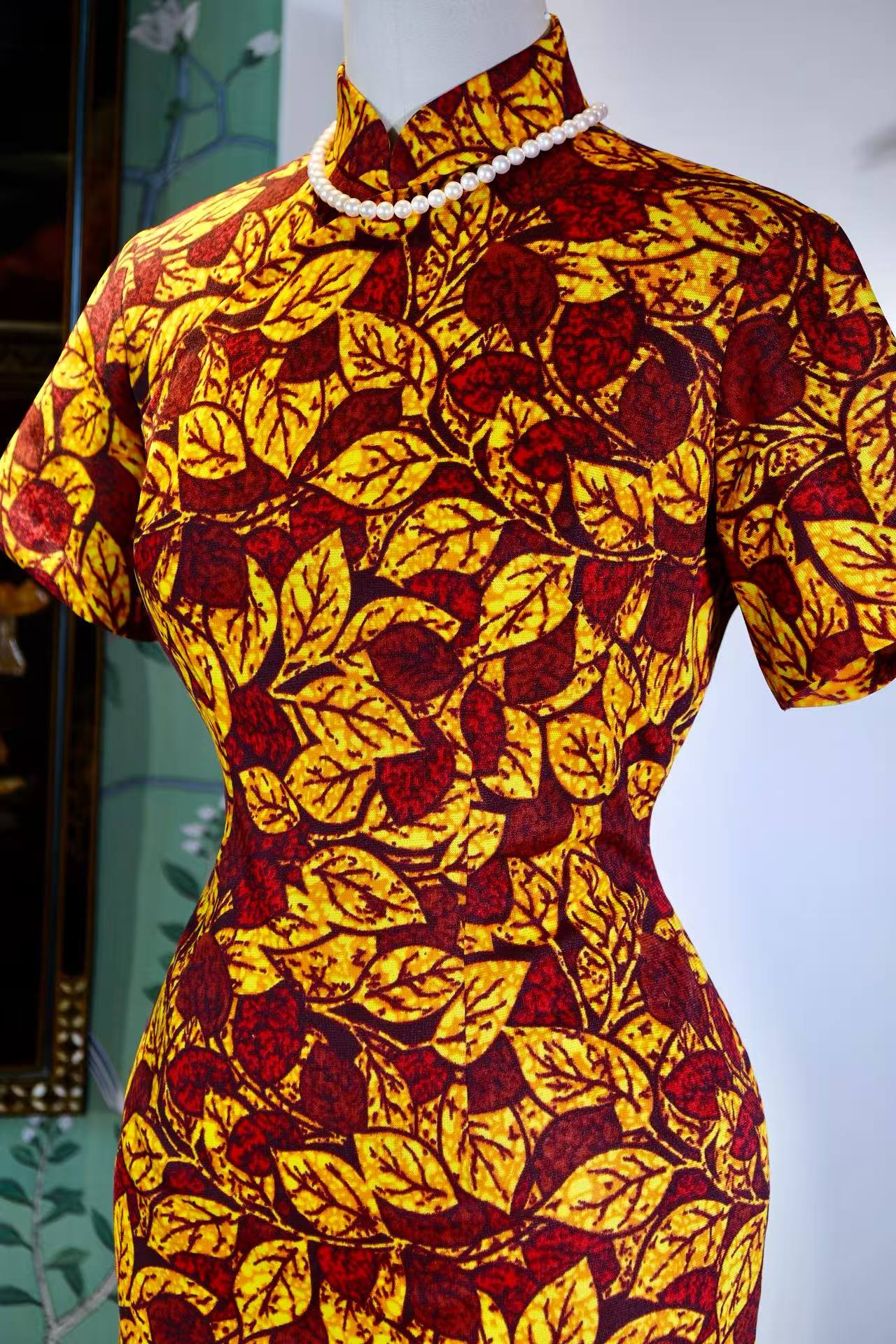 50年代 - 秋叶鎏金:一件五十年代台制东瀛印花旗袍的衣香鬓影 | 1950s - Gilded Autumn Leaves: The Fragrance and Shadow of a 1950s Taiwanese-Made Cheongsam with Japanese Prints