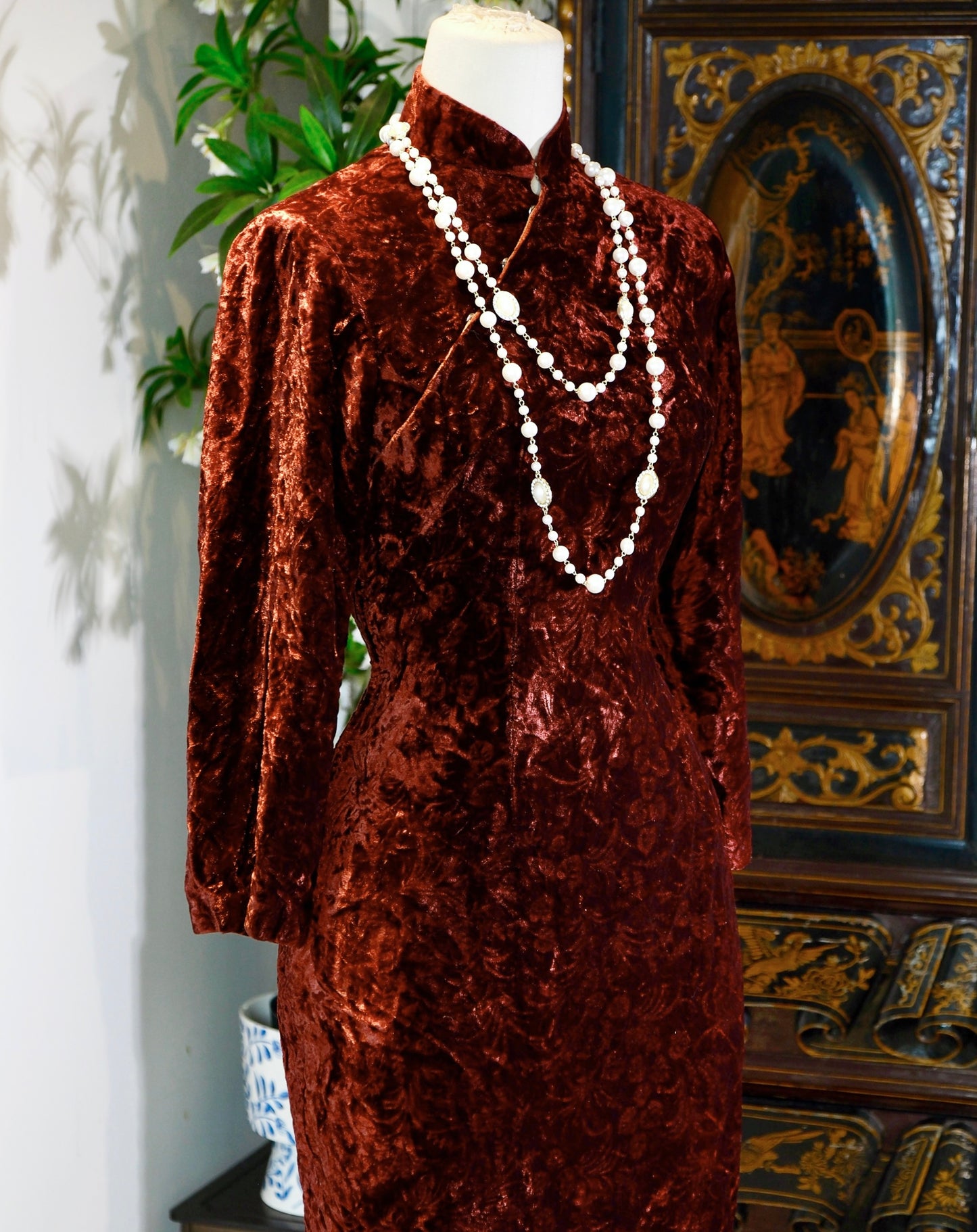 60年代 - 六十年代台湾压花丝绒旗袍:时光里的东方绮梦 | 1960s - Embossed Velvet Cheongsam of 1960s Taiwan: An Oriental Dream Within Time