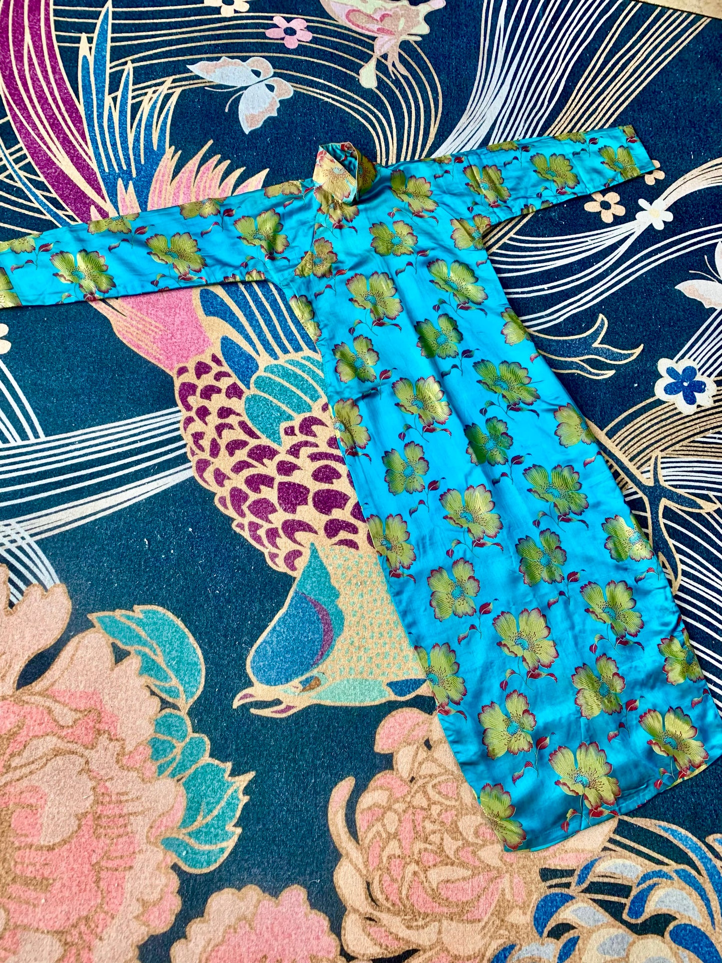 40年代 - 碧霄金蕊:一件巴黎缎旗袍的流光叙事 | 1940s - Azure Skies and Golden Stamen: A Narrative of Flowing Light in a Paris Satin Cheongsam
