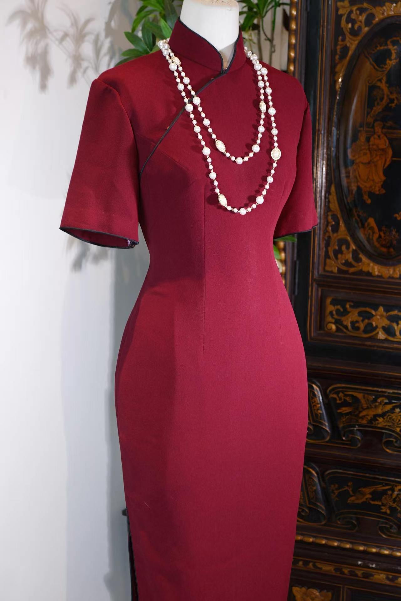 50年代 - 酒红凝脂,五十年代香港羊毛古董旗袍 | 1950s - Wine-Red Serenity: A 1950s Hong Kong Vintage Wool Cheongsam