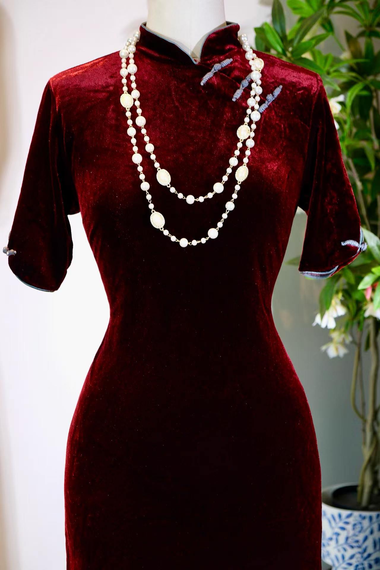 90年代 - 九十年代台湾产金丝绒古董旗袍文案 | 1990s - Amber Luster and Minimalist Grace: A 1990s Taiwan-Made Gold-Silk Velvet Vintage Cheongsam
