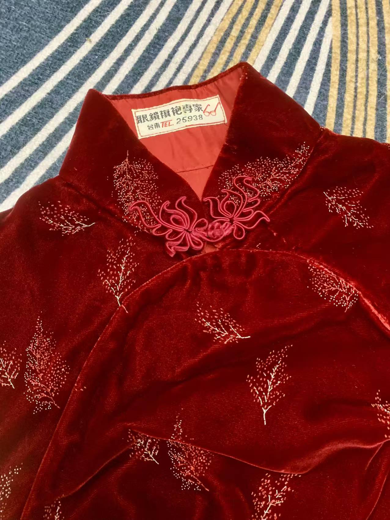 60年代 - 岁月织锦:六十年代台湾产手绘双襟花扣金丝绒旗袍 | 1960s - Brocade of Time: A 1960s Taiwan-Made Hand-Painted Velvet Double-Closure Qipao