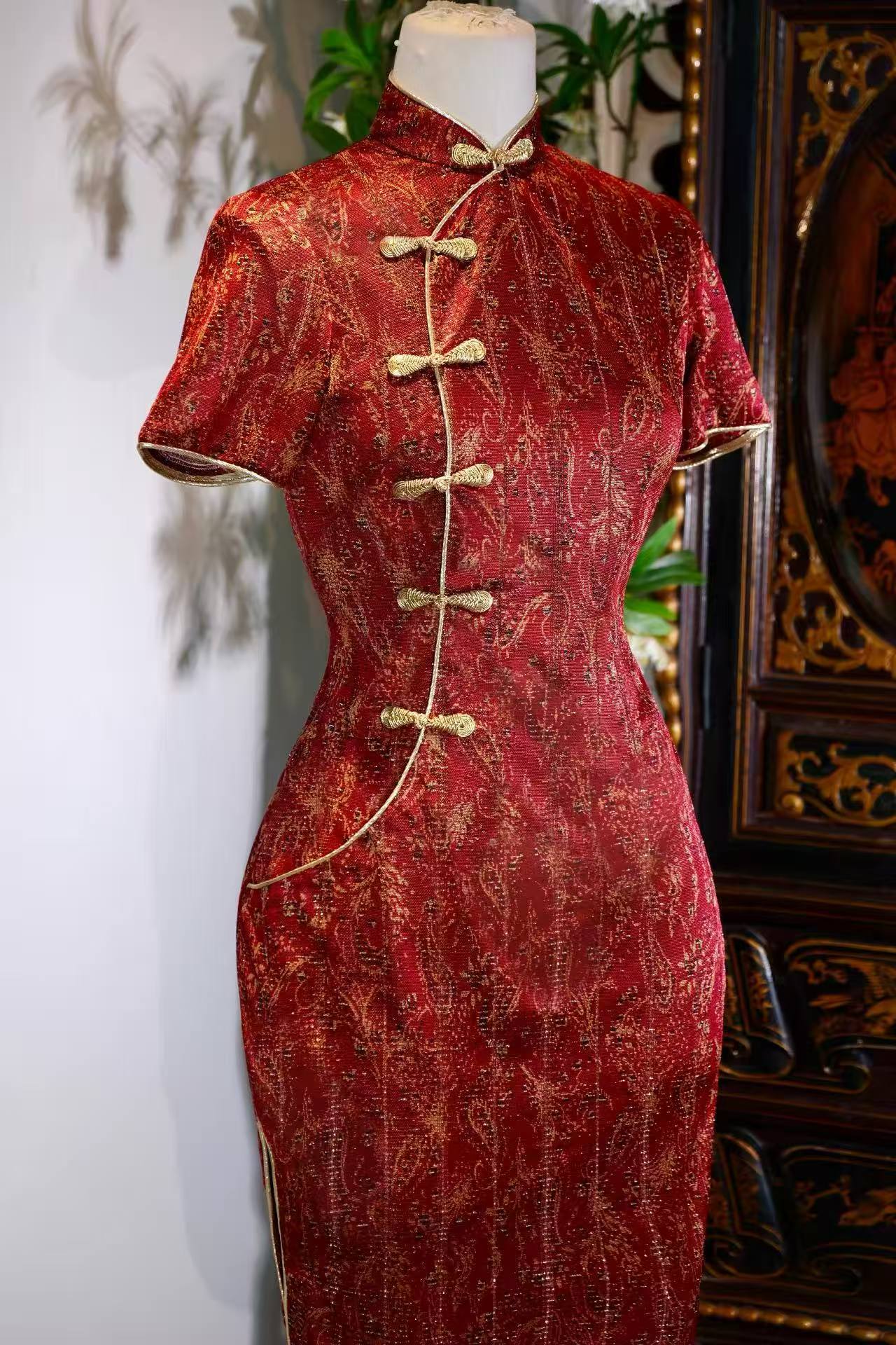60年代 - 金缕红妆:一件六十年代台湾古董旗袍的物质文化考释 | 1960s - Red Makeup and Golden Threads: A Material Culture Interpretation of a 1960s Taiwan Vintage Qipao