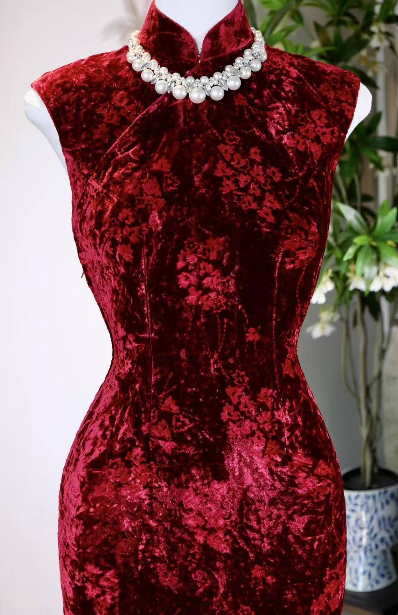 60年代 - 一件丝绒压花旗袍里的六十年代旧梦 | 1960s - A 1960s Dream Woven in Embossed Velvet