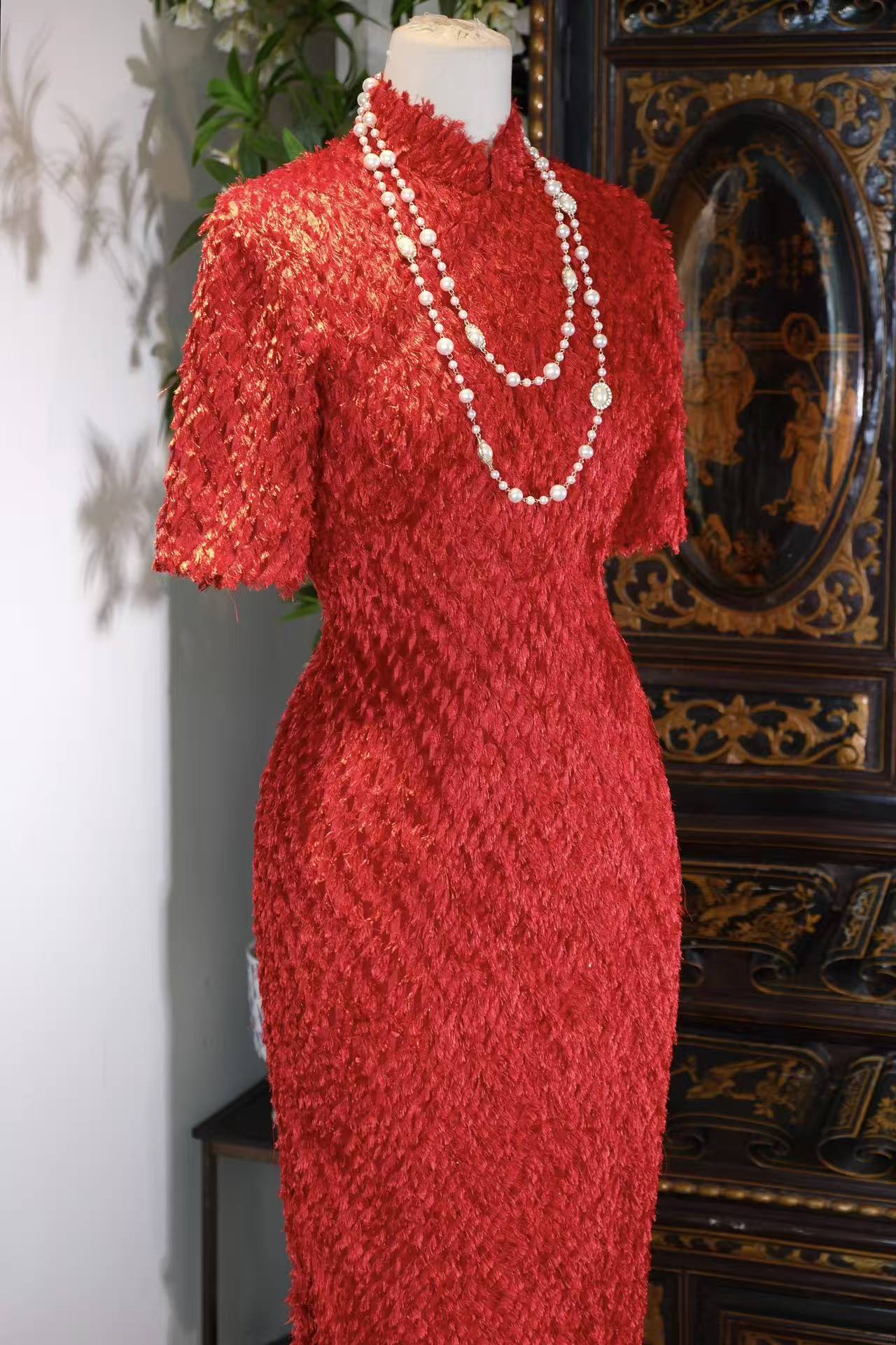 60年代 - 赤焰流金:一件六十年代意港合璧的古董旗袍 | 1960s - Crimson Flame and Flowing Gold: A 1960s Sino-Italian Vintage Qipao