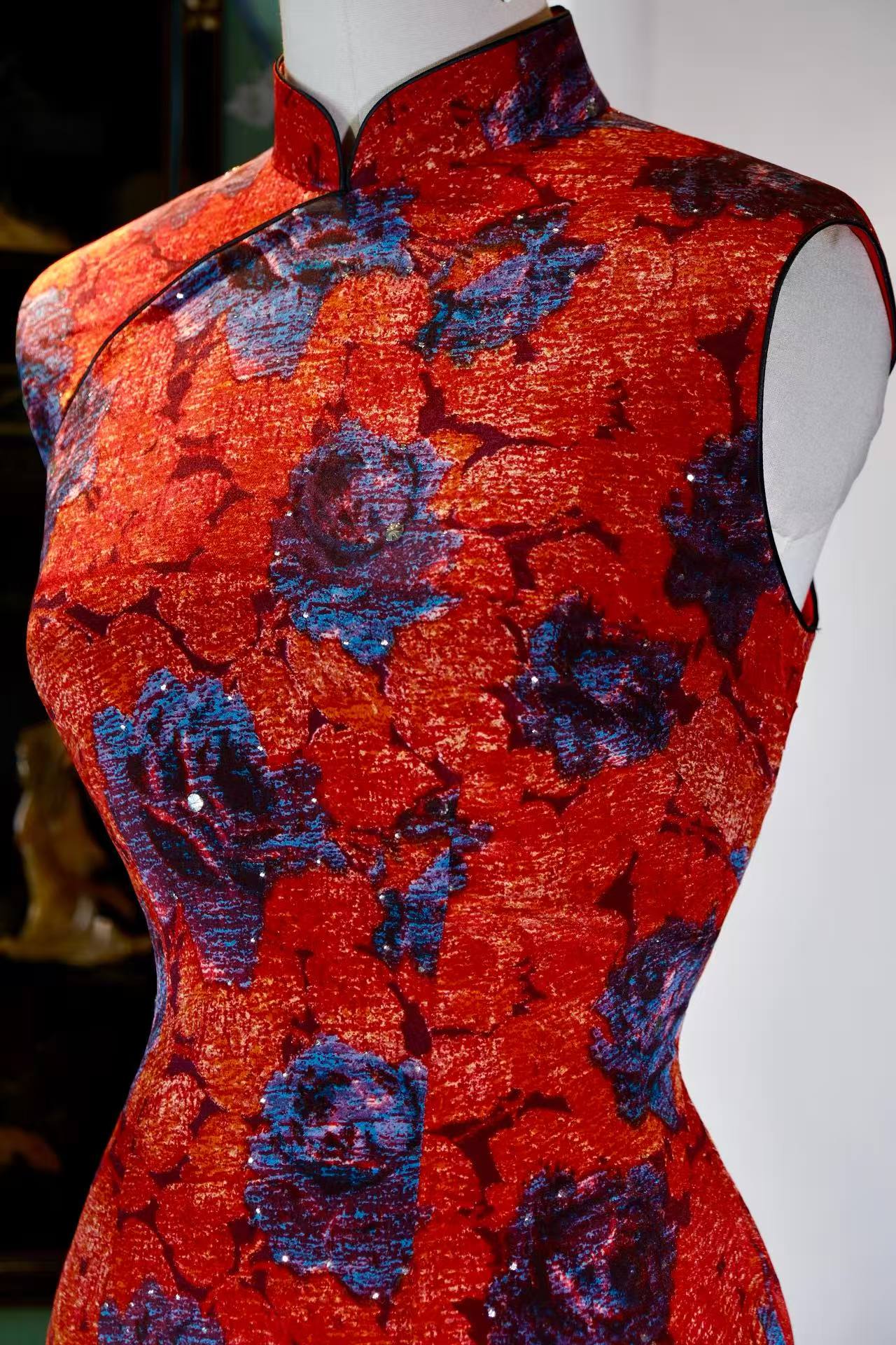 客定结缘 - 一袭红裳,百年风华 | Customized Design - A Crimson Silhouette, A Century of Grace