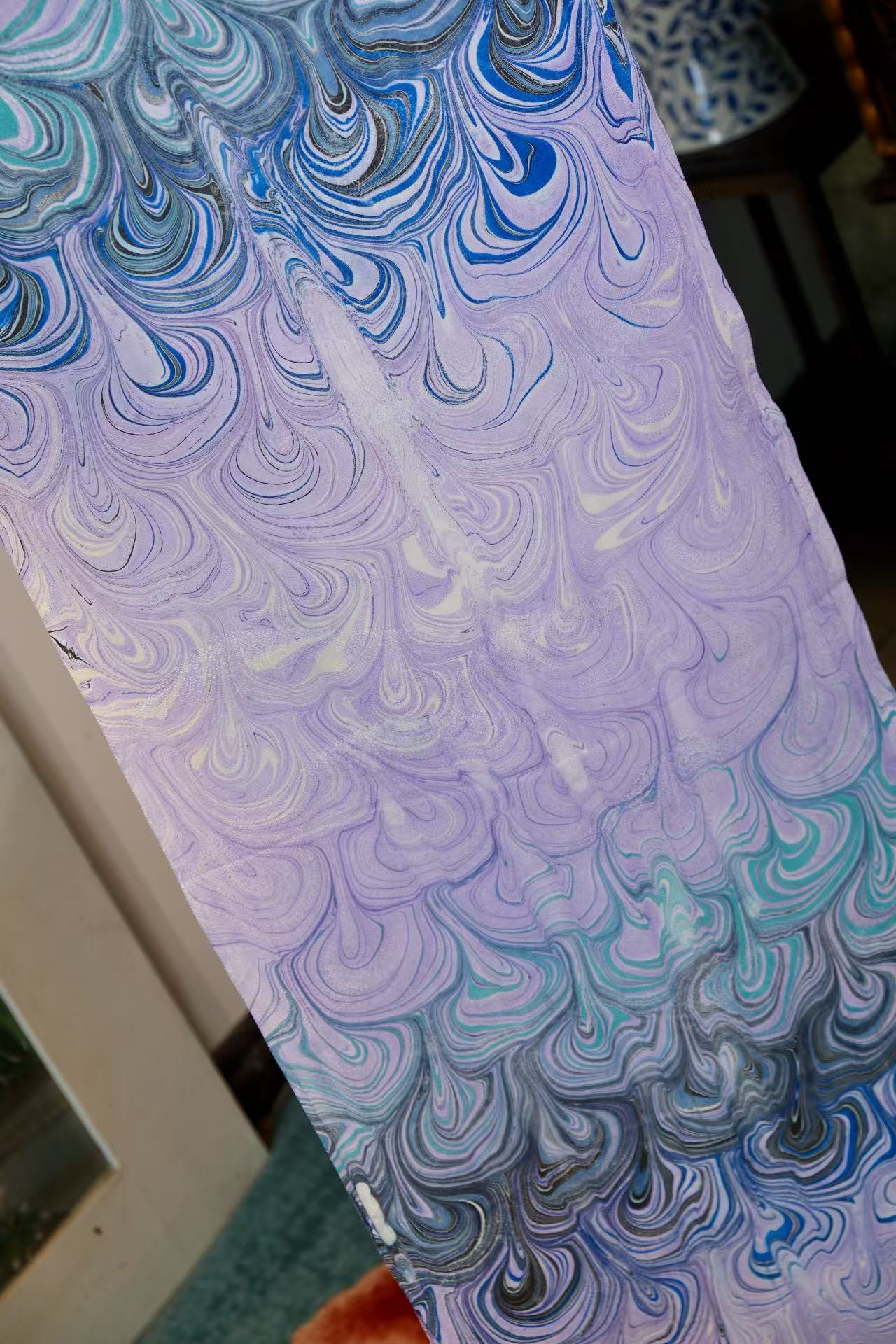 布料名 - 极光梦境:薰衣草之森与孔雀蓝之泪的苏梅流动真丝绸 | Fabric Name - Aurora Dreamscape: Suminigashi Silk Satin in Lavender Forest and Peacock Blue Tear Gradient