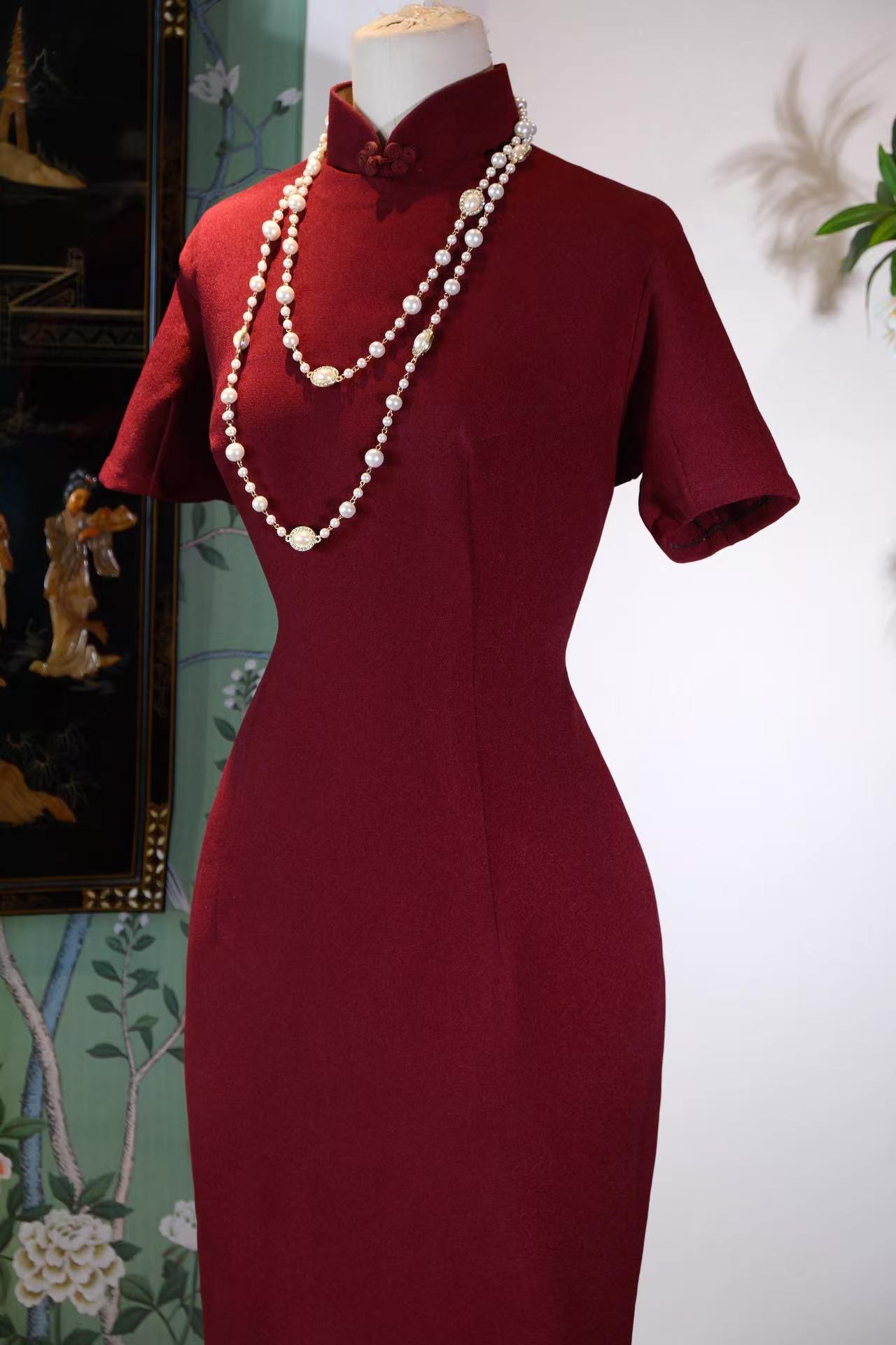 60年代 - 一件酒红意大利时装料旗袍里的时代风华 | 1960s - Timeless Elegance in Crimson: A 1960s Qipao of Italian Fashion Fabric