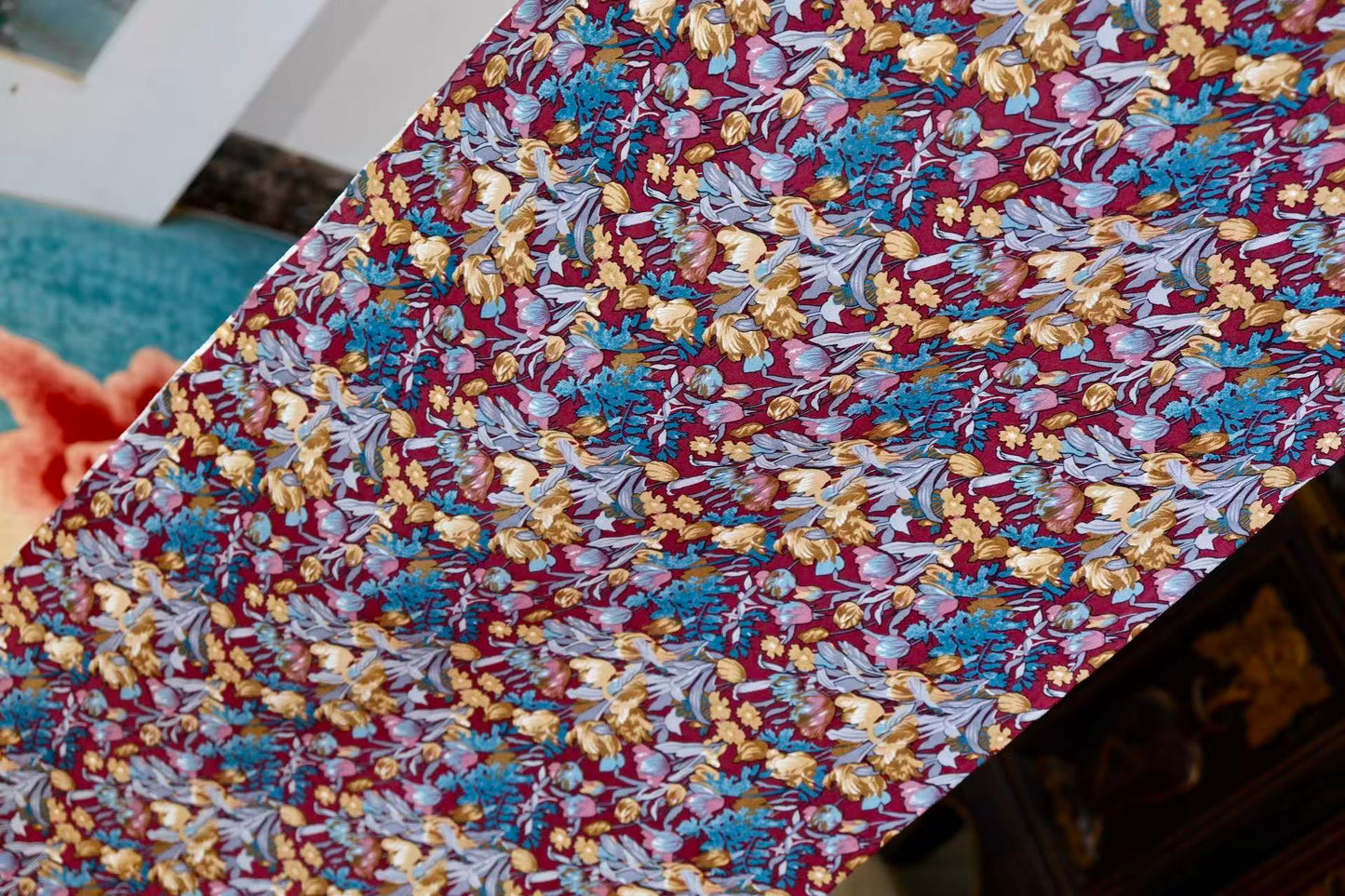 布料名 - 【朱砂繁花 · 幽蓝秘境】复古郁金香碎花真丝面料 | Fabric Name - 【Cinnabar Bloom · Indigo Secret Garden】Vintage Tulip Bouquet Silk Fabric