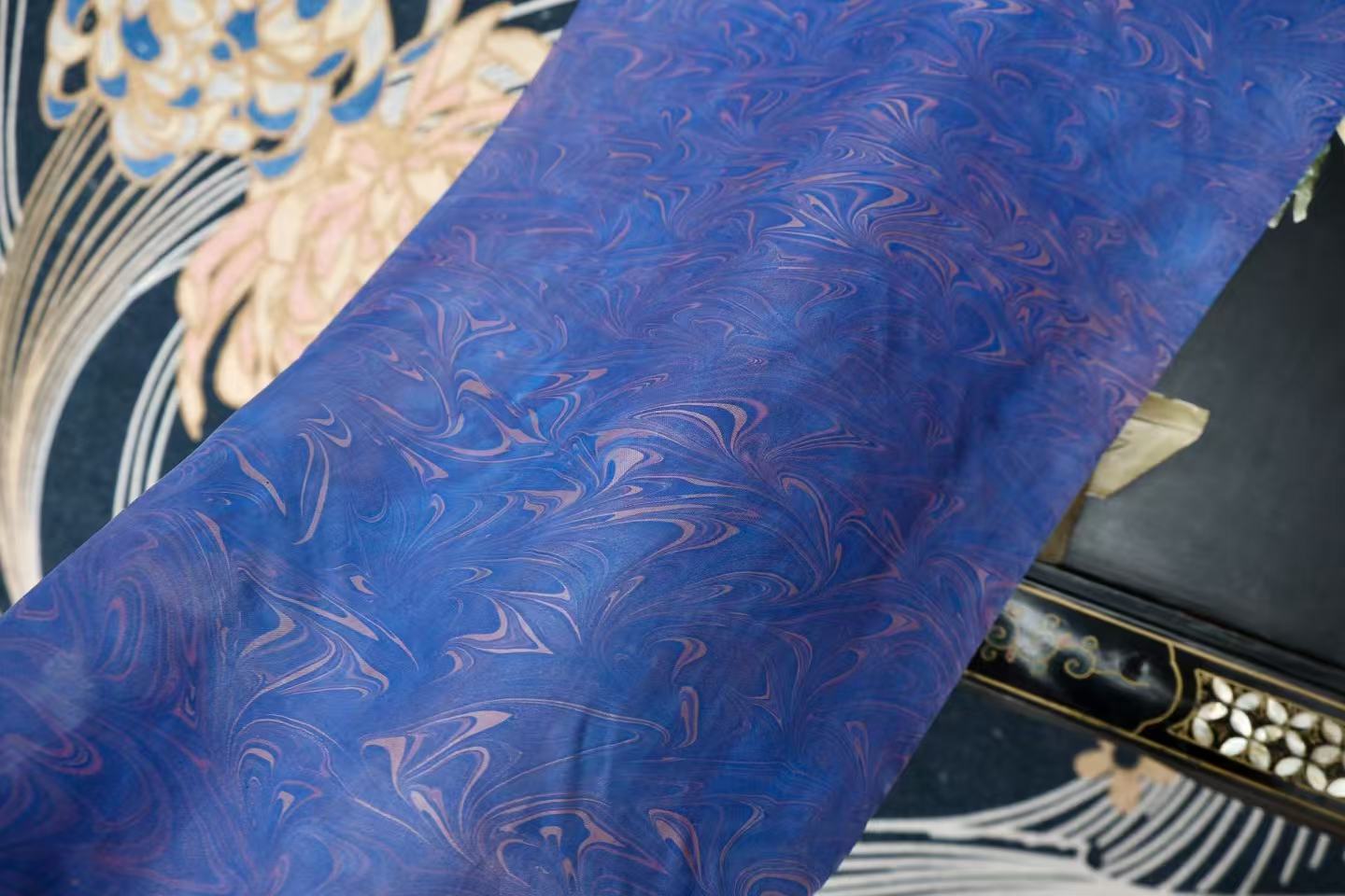 布料名 - 繁星点点,夜幕流岚:真丝上的水拓画 | Fabric Name - Twinkling Stars, Flowing Mist on Night Curtain: Silk Marbling