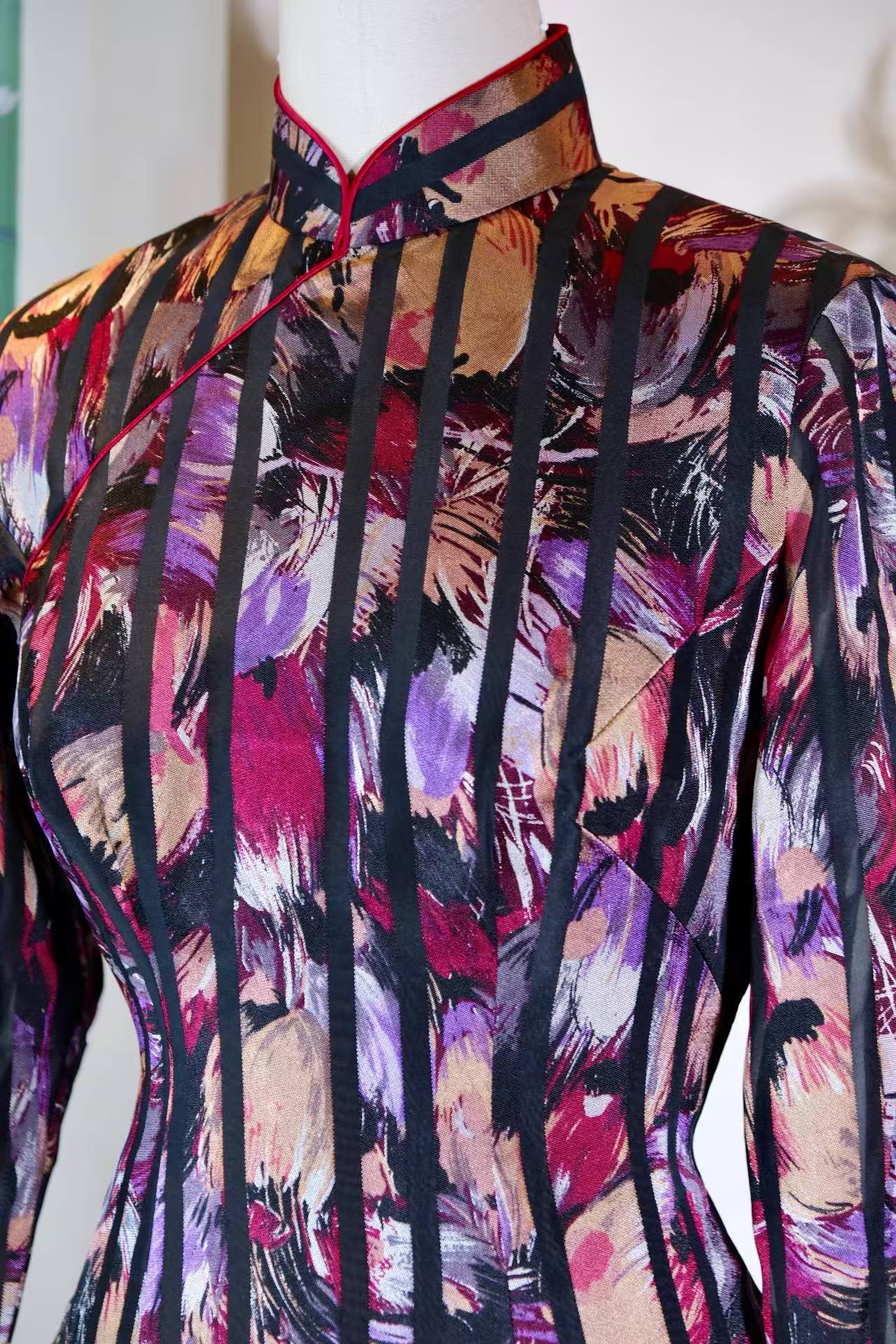 60年代 - 六十年代香港抽象花卉竖条纹线香绲古董旗袍 | 1960s - Abstract Florals and Geometric Order: A 1960s Hong Kong Antique Qipao with Incense-Thin Piping