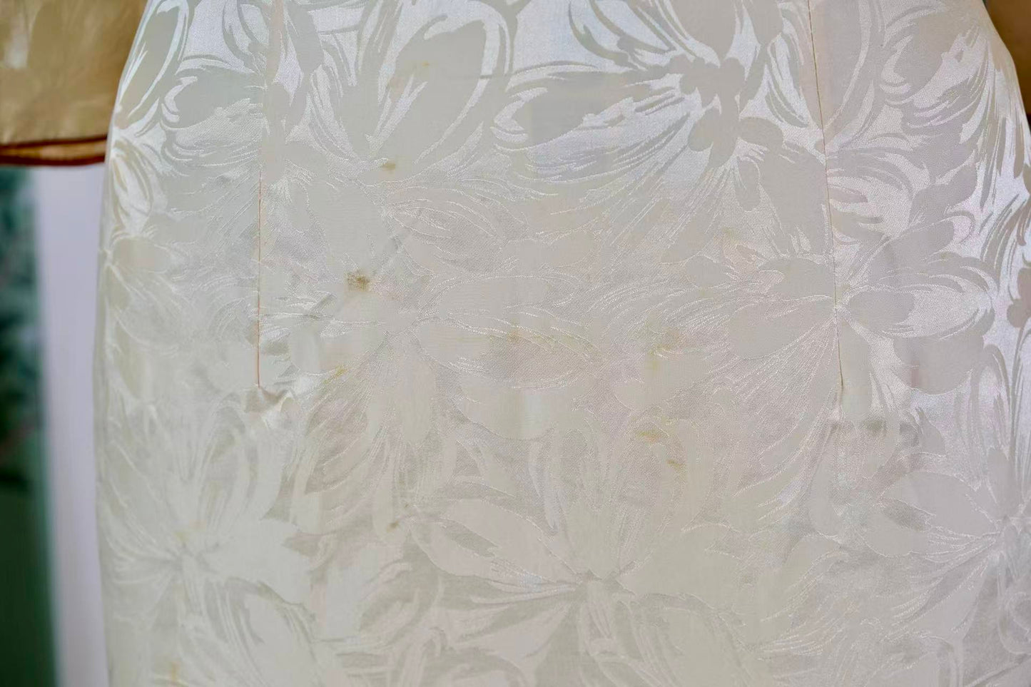 60年代 - 霜华凝露·六十年代台湾产提花芙蓉缎古董旗袍 | 1960s - Frost-Glazed Hibiscus: A 1960s Taiwan-Made Heavy Jacquard Satin Antique Qipao
