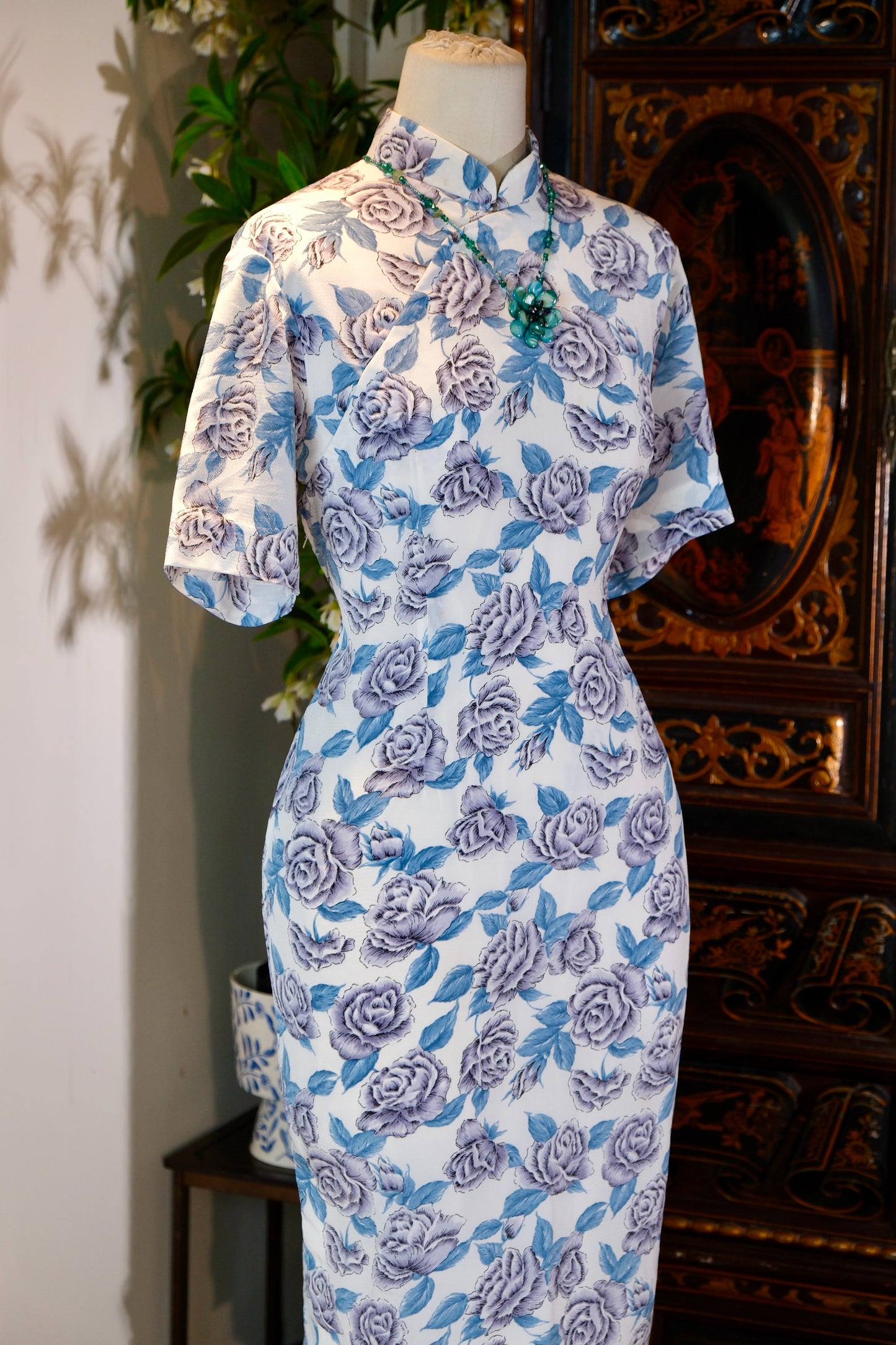 1960年代台湾制玫瑰印花古董旗袍文案 | Visions of Roses in the Far East: A 1960s Taiwanese Printed Antique Qipao