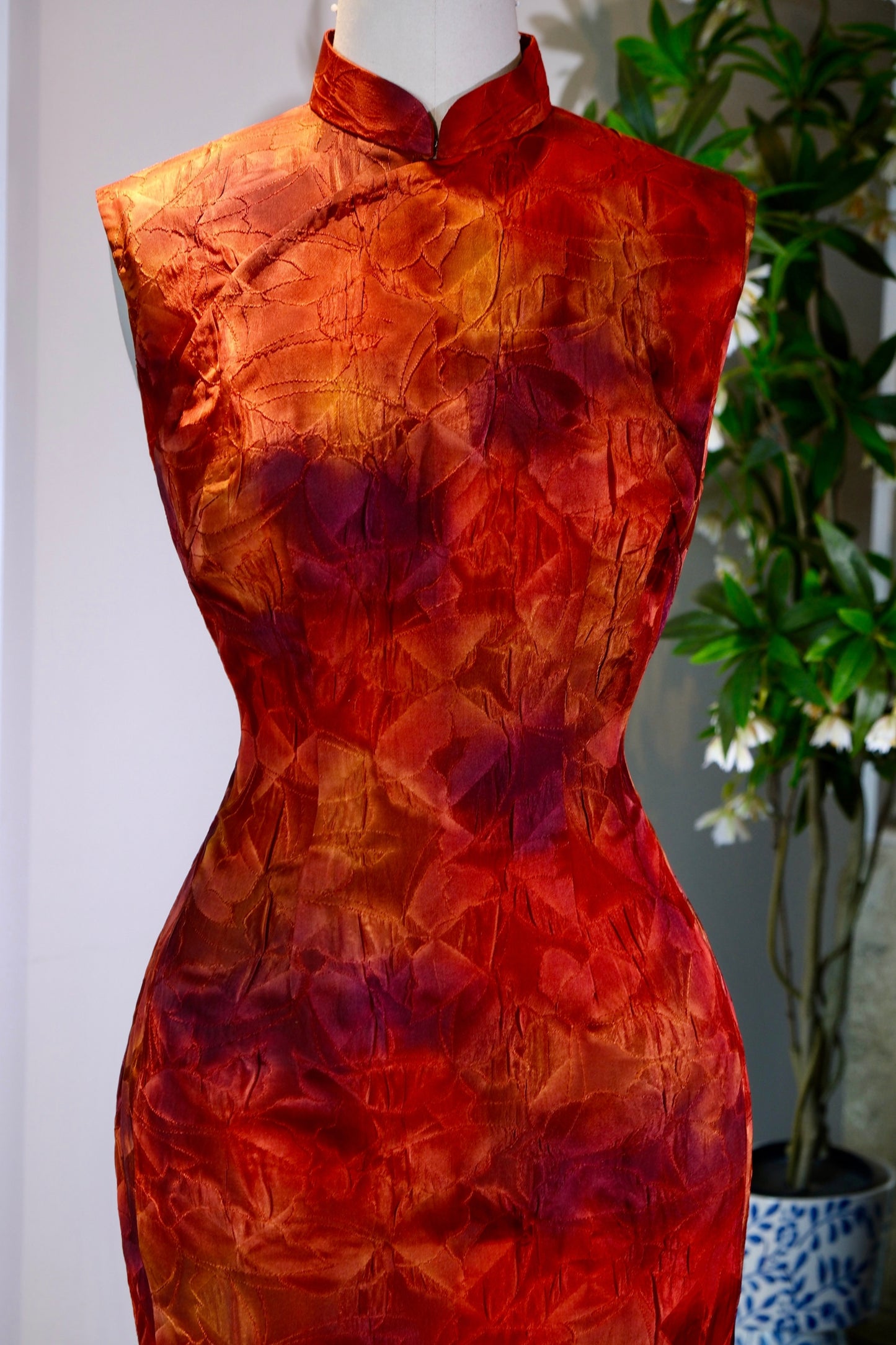 溯源高定·正绢暮色旗袍 | Suyuan Haute Couture: The Chiaroscuro of Twilight—An Archival Japanese Shōken Qipao