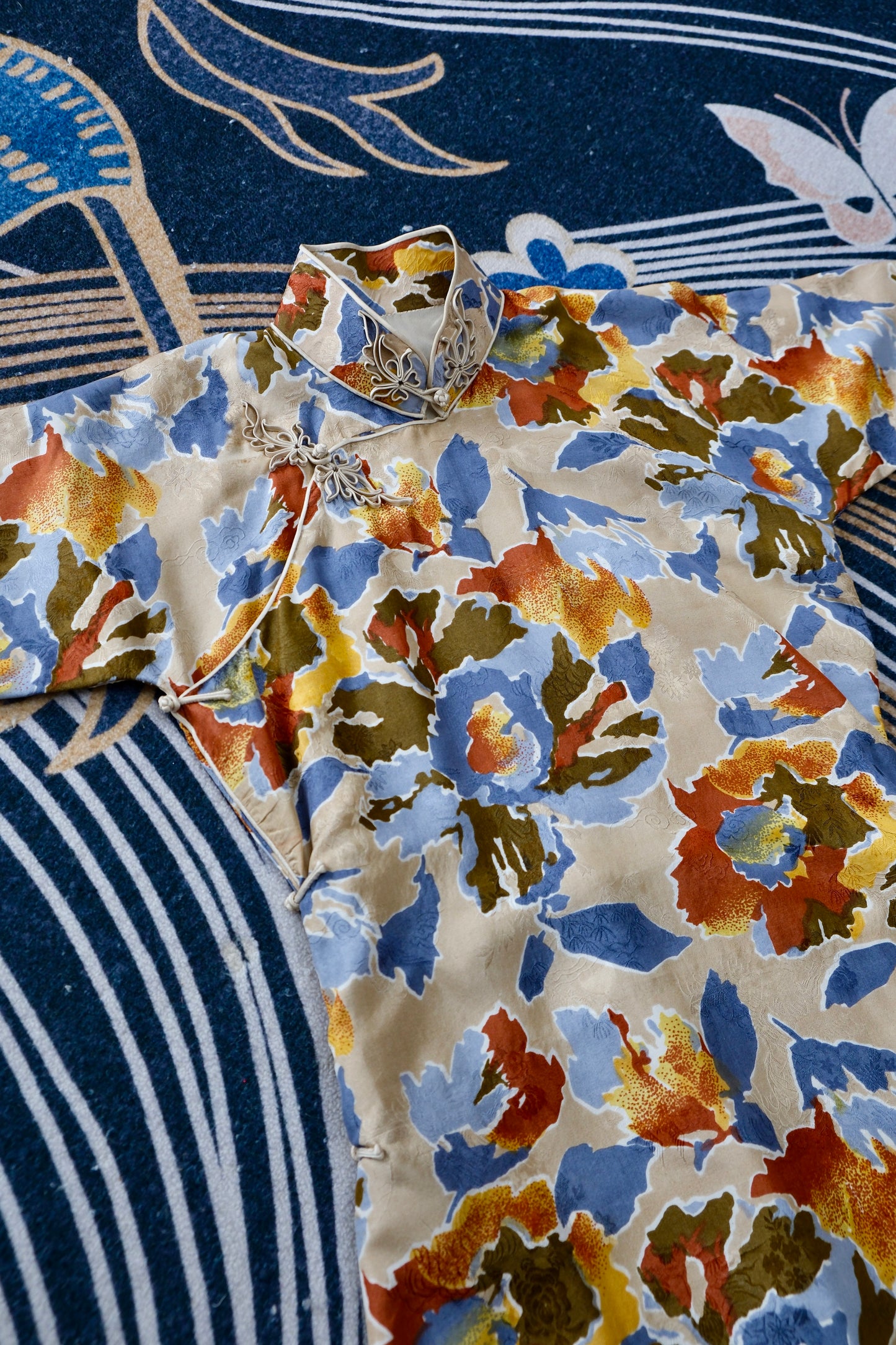 溯源·繁花 | 把莫奈的花园穿在身上,赴一场流动的盛宴 | Suyuan Archive: The Blooming Garden—An Impressionist Silk Jacquard Sample Qipao