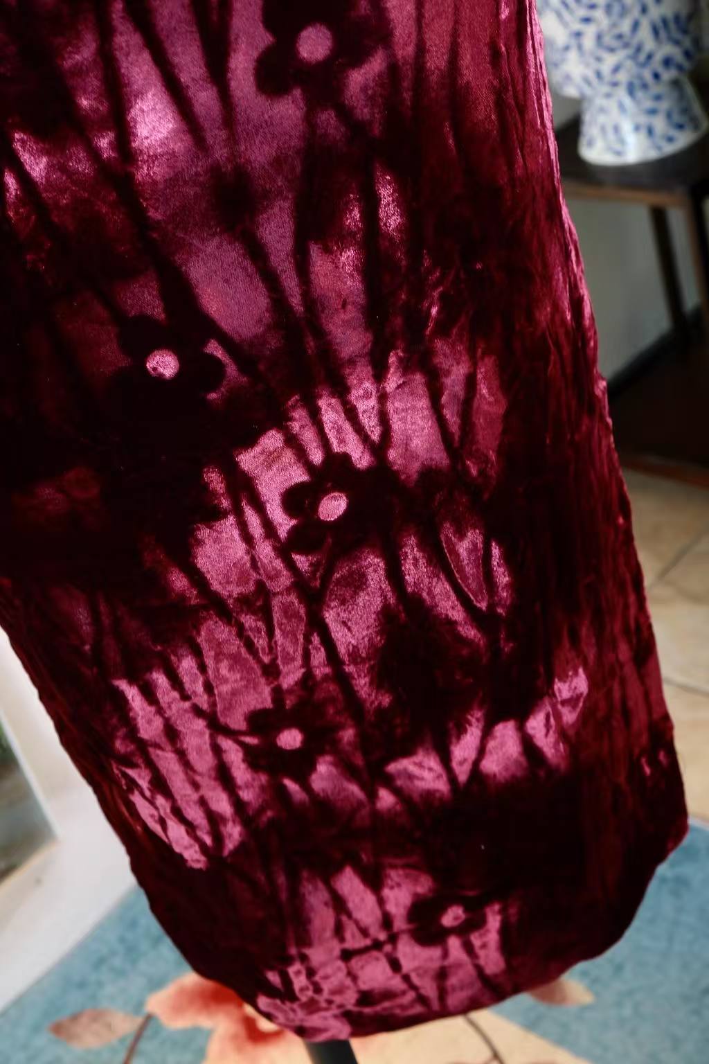 紫绒暗花,岁月留痕——一件六十年代台湾产古董旗袍的服饰史叙事 | Purple Velvet and Subtle Patterns, Traces of an Era — A Costume History Narrative of a 1960s Taiwanese Vintage Qipao