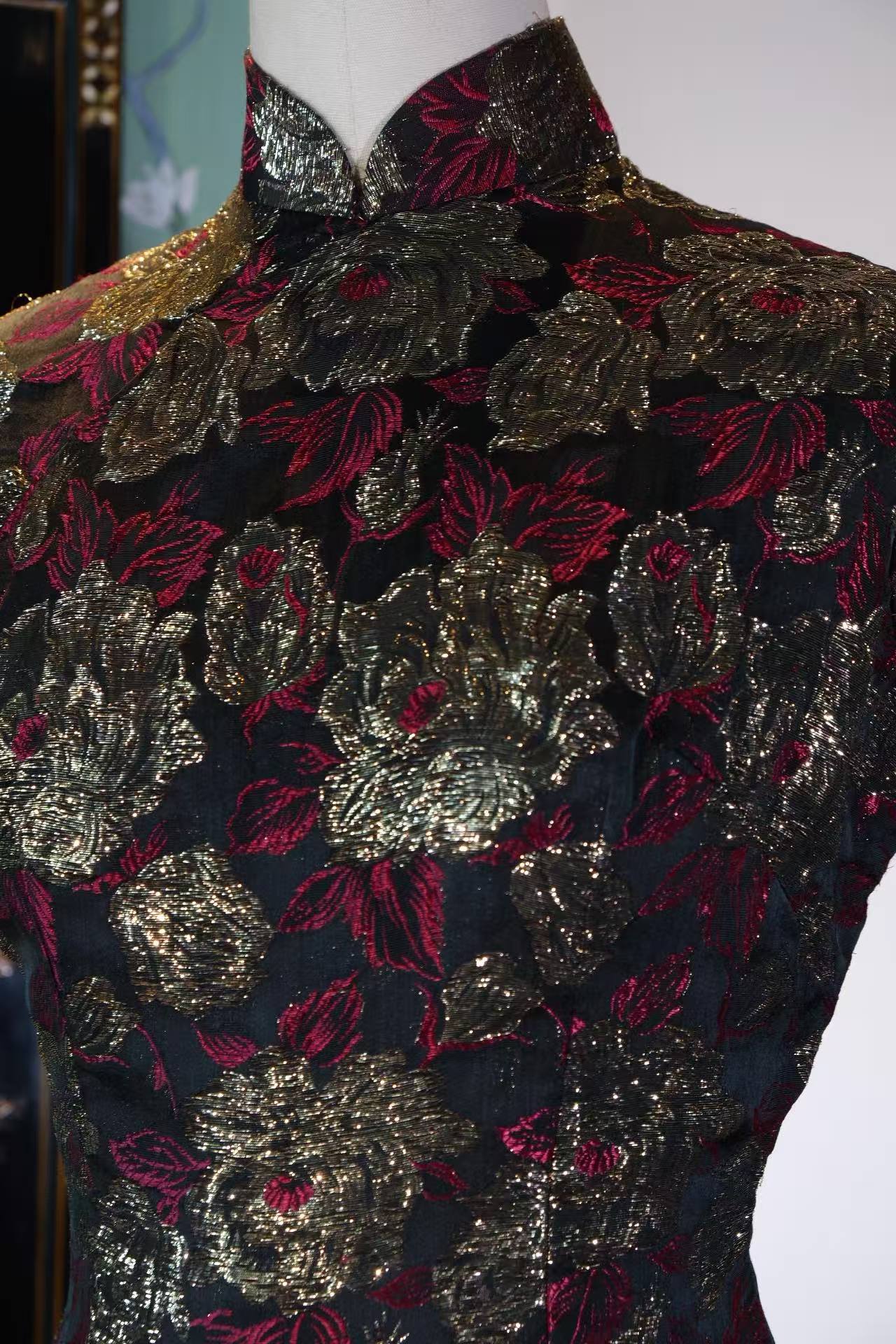 《金缕红妆·岁月织梦——五十年代意产港制古董旗袍赏析》| Brocaded Gold & Crimson Attire, Dreams Woven in Time — An Appreciation of a 1950s Hong Kong-Tailored Qipao in Imported Italian Metallic Brocade