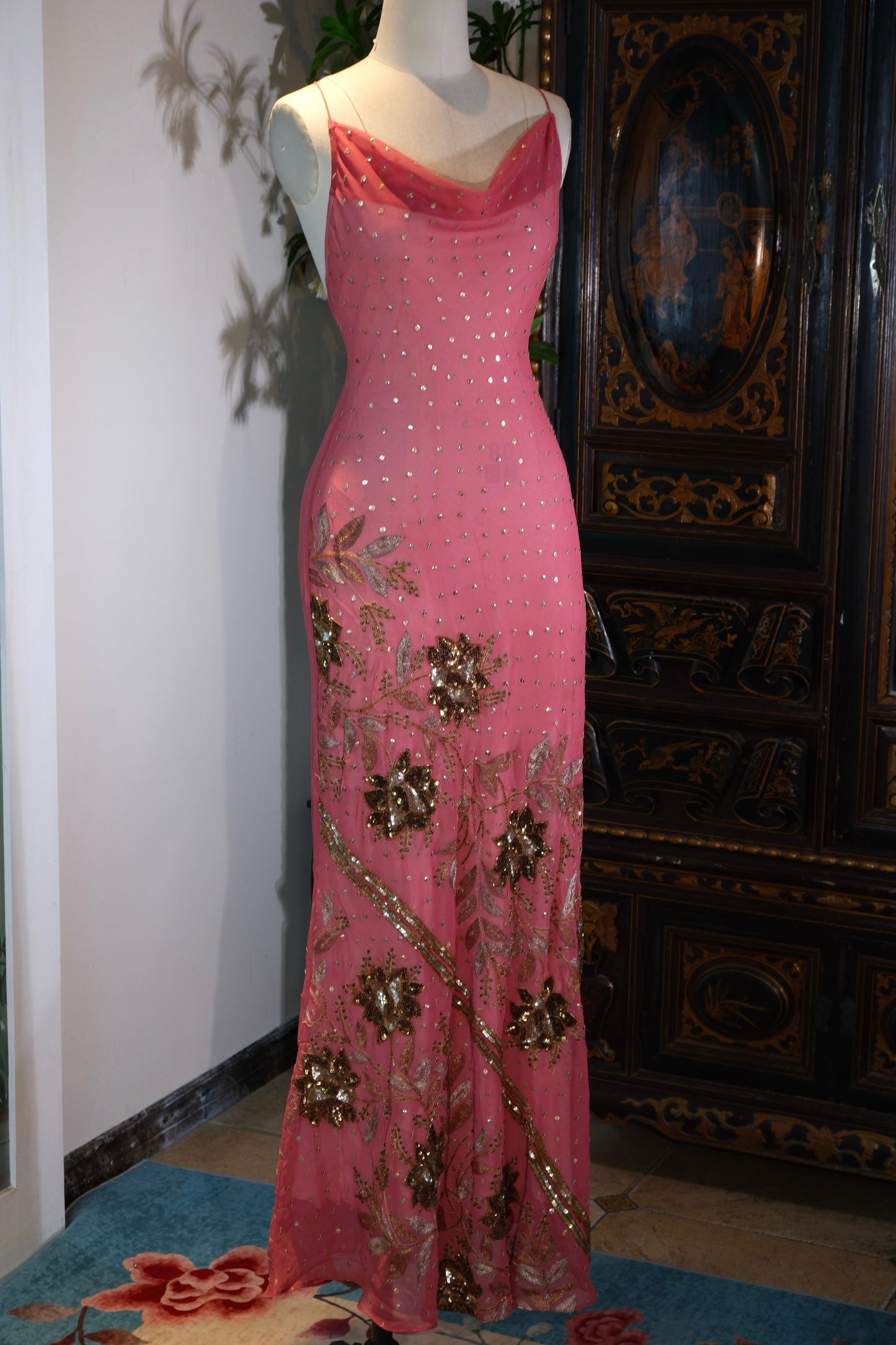 【蔷薇与流金:被时光淬炼的复古神话】| Rose and Flowing Gold: A Mythos Refined by Time — An Archival Analysis of a 1930s-Inspired Custom Silk Bias-Cut Ensemble