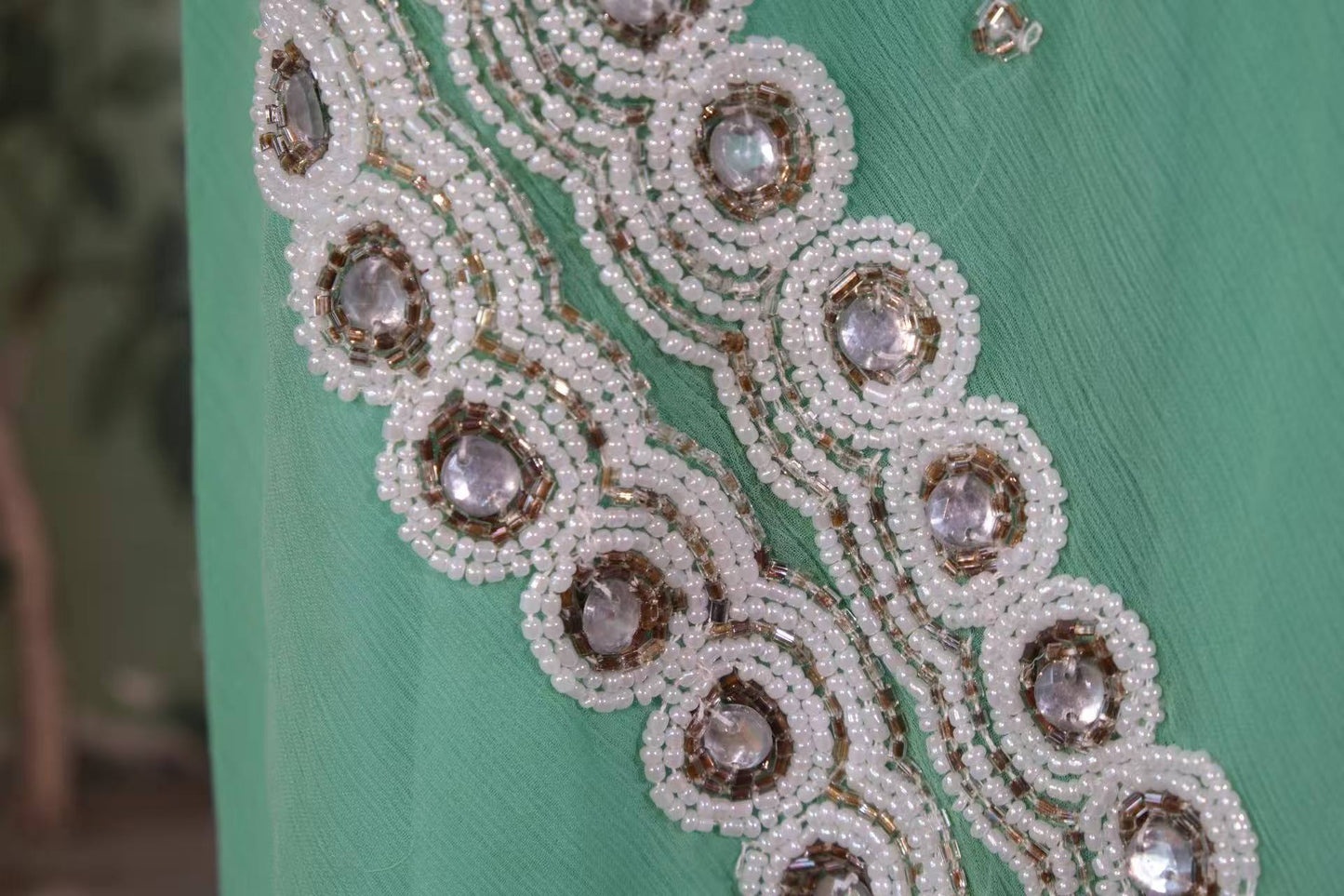 【薄荷绿与银星:被时光封存的仲夏夜之梦】| Mint Green and Silver Stars: A Sealed Midsummer Night's Dream — An Archival Analysis of a 1930s-Inspired Custom Silk Bias-Cut Ensemble