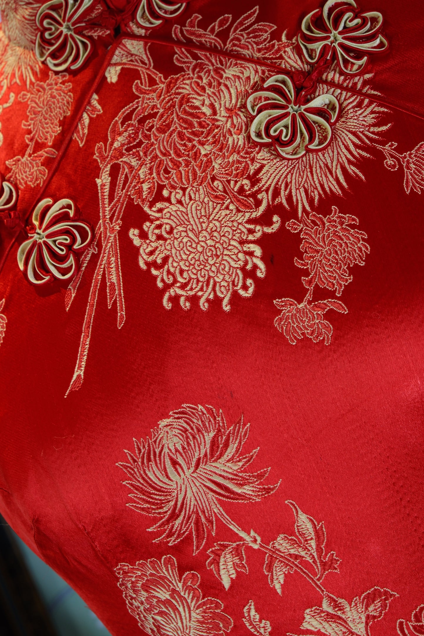 锦瑟华年:六十年代港产双襟织锦缎古董旗袍 | The Splendid Lute: The Golden Era of a 1960s Hong Kong Double-Breast Chrysanthemum Brocade Qipao — An Archival and Provenance Analysis