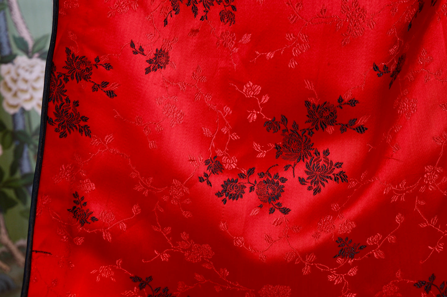 《香江旧梦,织锦芳华——六十年代香港提花织锦缎旗袍赏析》| Whispers of a Vanished Era: The Cultural Landscape and Textural Poetry of a 1960s Hong Kong Jacquard Brocade Qipao — An Archival and Provenance Analysis