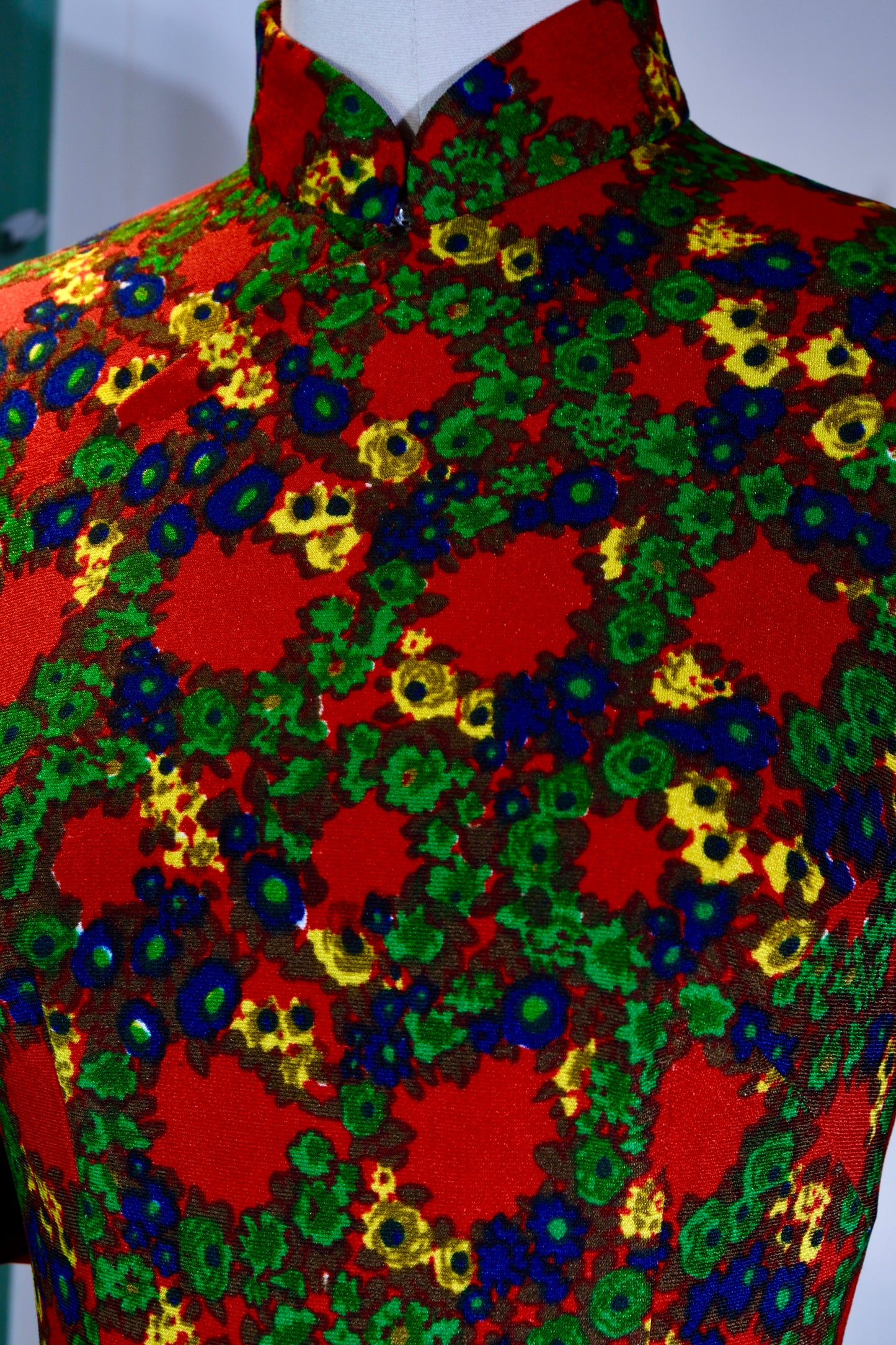 【六十年代台湾古董旗袍·童趣撞色水彩花卉】| Childhood Whimsy and Chromatic Contrast: A 1960s Taiwan-Produced Watercolor Botanical Antique Qipao