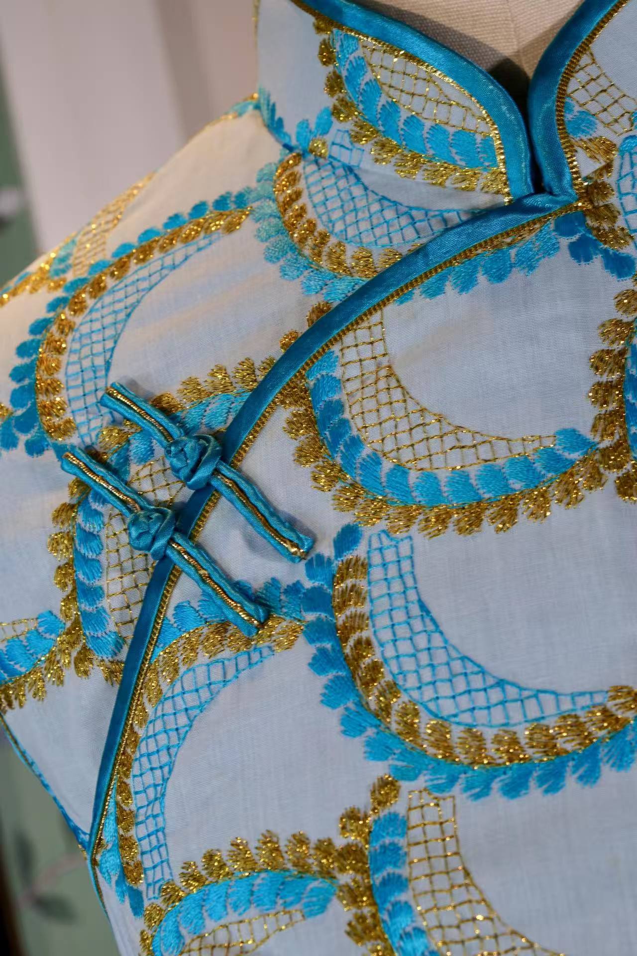 六十年代港产棉麻金线机绣旗袍——时光织就的东方雅韵 | A 1960s Hong Kong-Produced Cotton-Linen Gold-Thread Machine-Embroidered Qipao — Eastern Refinement Woven by Time