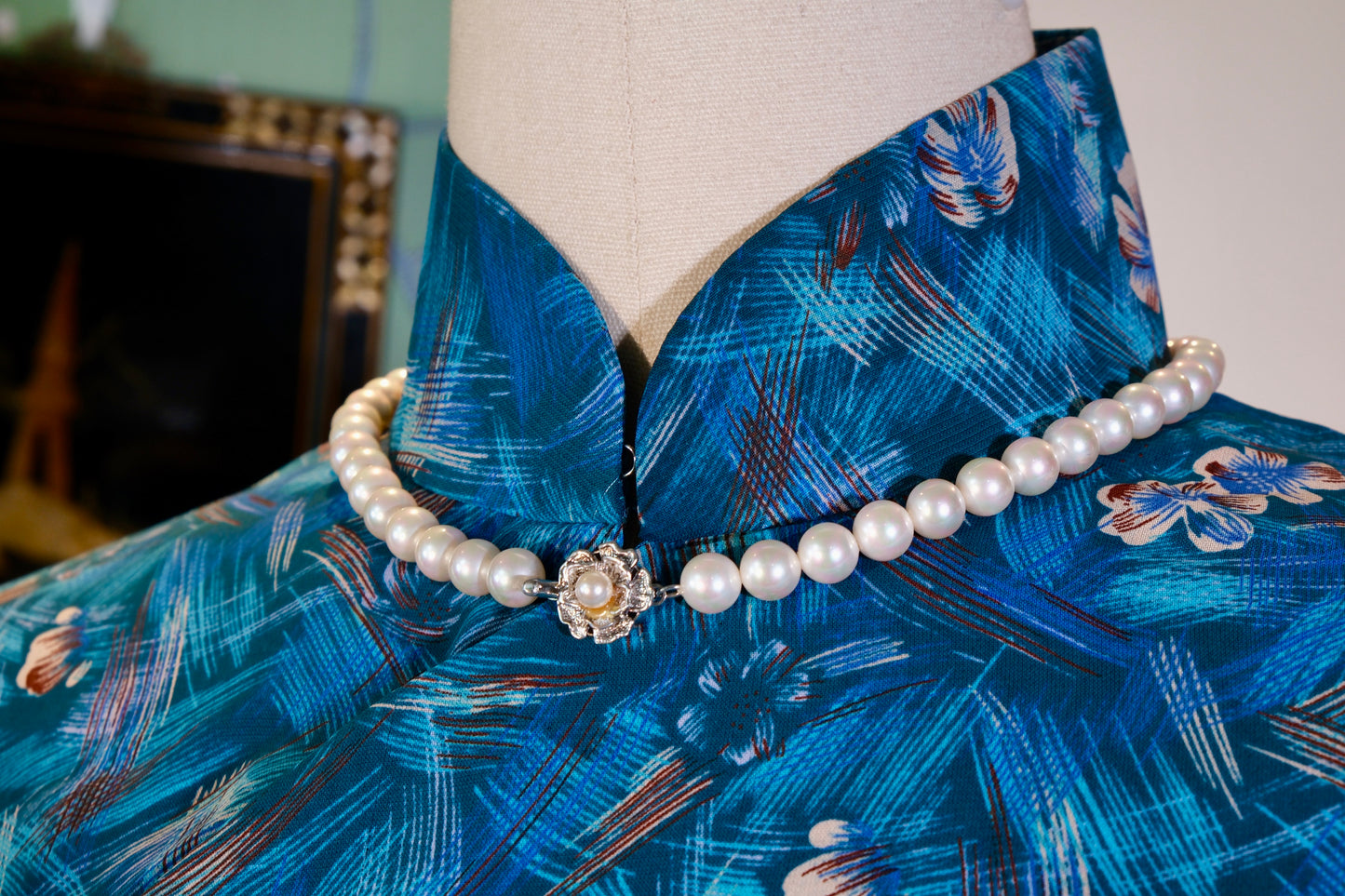 蓝调狂想:六十年代港式抽象印花旗袍鉴赏 | "Blue Rhapsody: An Appreciation of a 1960s Hong Kong-Style Abstract Printed Qipao"