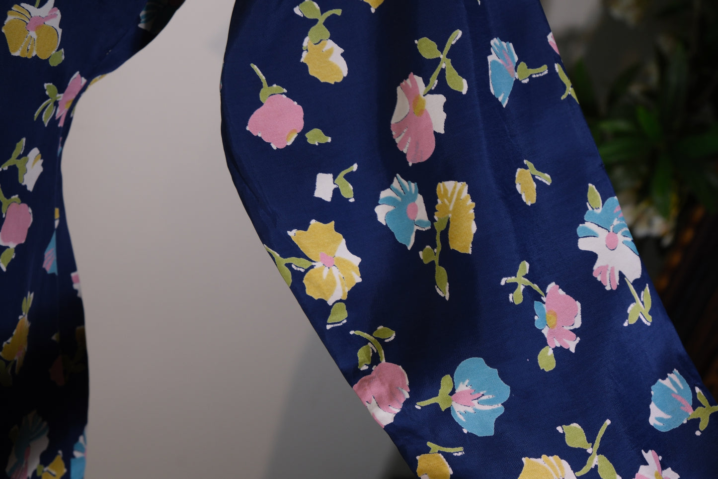 《衣褶里的旧时光:那一抹属于民国女子的深蓝与繁花》| "Old Times in the Folds of Apparel: That Stroke of Deep Blue and Teeming Blossoms Belonging to Republic-Era Women"