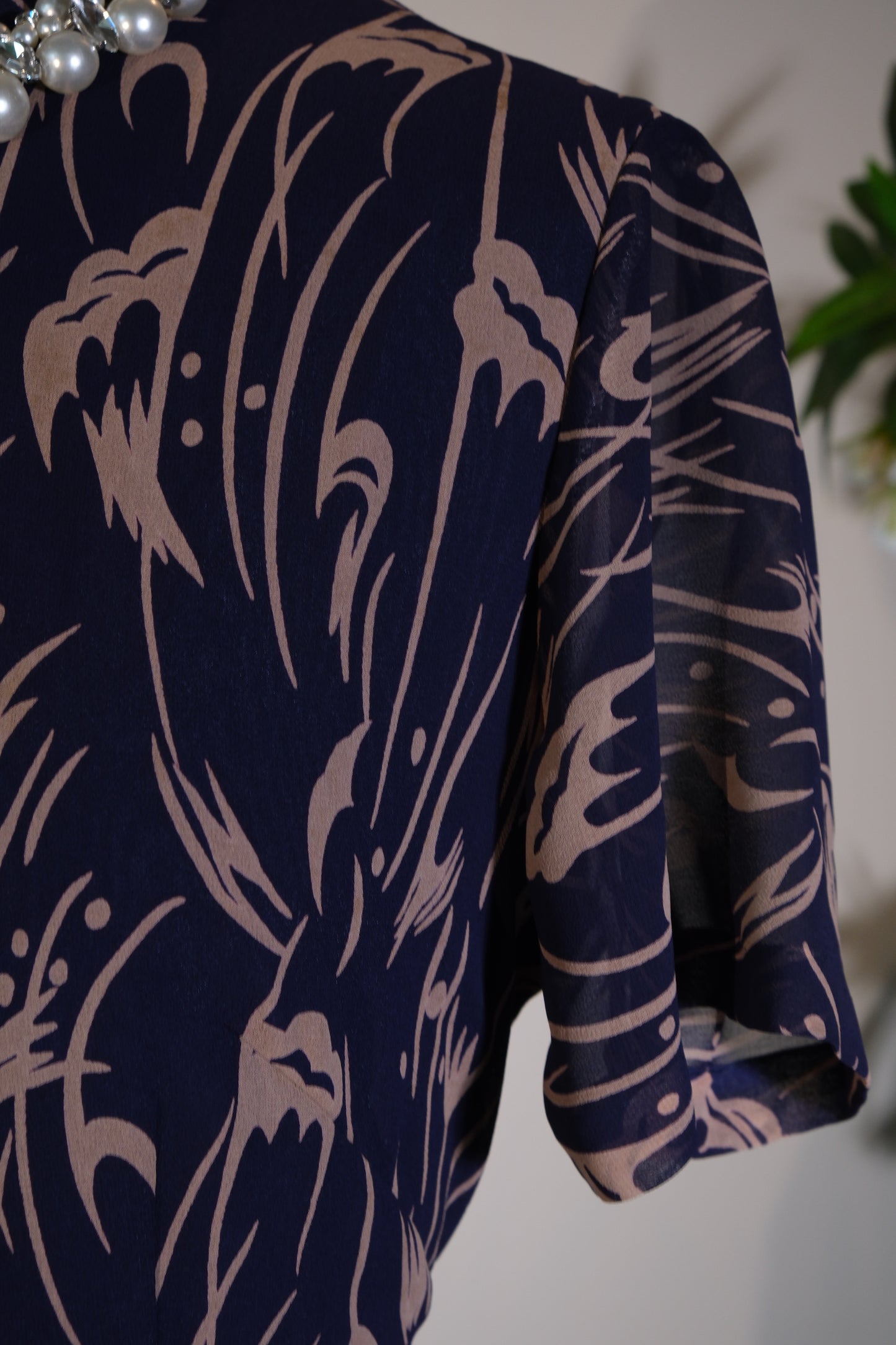 【流光织梦·六十年代港产雪纺乔其纱古董旗袍】| "Woven Dreams of Flowing Light · An Appreciation of a 1960s Hong Kong-Produced Antique Chiffon Georgette Qipao"